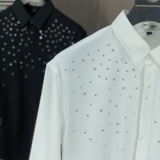 。圣罗兰。四季款时尚新品👔男士长袖衬衣 同步👍🏼采用高档顶级面料 绝不起球 舒适精致,上身效果极佳 。圣罗兰。四季款时尚新品👔男士长袖衬衣 同步👍🏼采用高档顶级面料 绝不起球 舒适精致,上身效果极佳