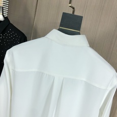 。圣罗兰。四季款时尚新品👔男士长袖衬衣 同步👍🏼采用高档顶级面料 绝不起球 舒适精致,上身效果极佳 。圣罗兰。四季款时尚新品👔男士长袖衬衣 同步👍🏼采用高档顶级面料 绝不起球 舒适精致,上身效果极佳