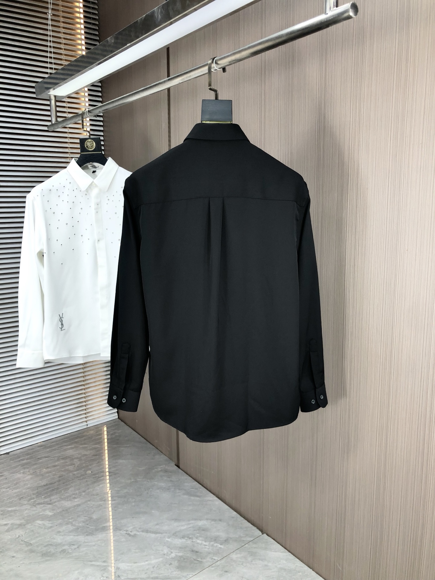 。圣罗兰。四季款时尚新品👔男士长袖衬衣 同步👍🏼采用高档顶级面料  绝不起球 舒适精致，上身效果极佳  