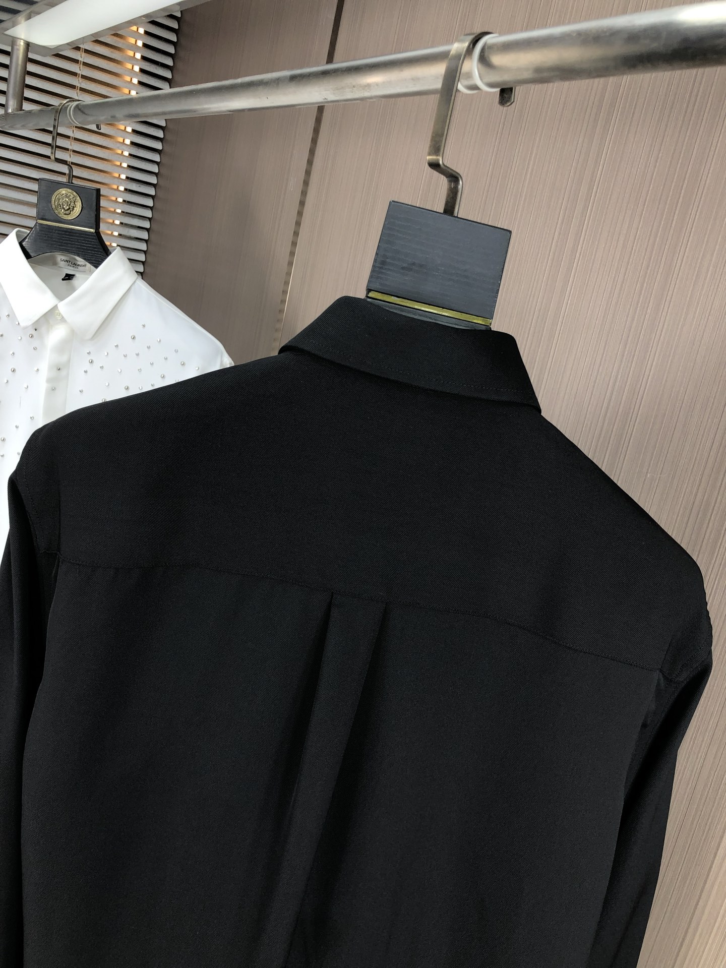 。圣罗兰。四季款时尚新品👔男士长袖衬衣 同步👍🏼采用高档顶级面料  绝不起球 舒适精致，上身效果极佳  
