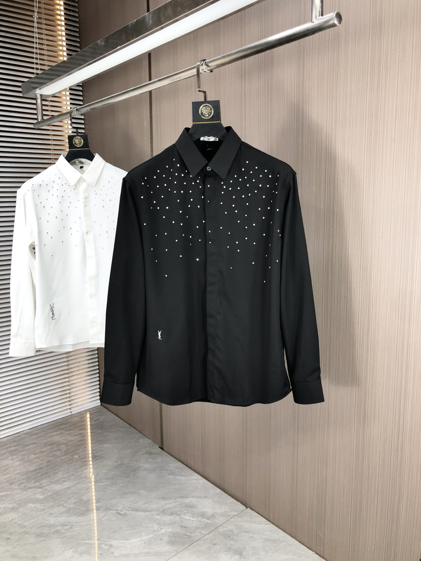 NO:529182,Saint Laurent. A new fashion product for men's long-sleeved shirt for four seasons. It is made of high-end top-grade fabrics and never pills. It is comfortable and exquisite, with excellent upper body effect. The original LOGO matching of luxury brand fully reflects the temperament and taste of men. Fashion and elegant. Aristocratic background. L simple and delicate design. Perfect cutting. The materials are meticulous. The feel is soft and comfortable. Gorgeous colors show the atmosphere!  Counter size M-3XL.m wear 175/130 catties, saint laurent, alexander wang19860909.圣罗兰. 四季款时尚新品男士长袖衬衣 同步采用高档顶级面料 绝不起球 舒适精致,上身效果极佳 奢华品牌原版LOGO搭配 充分体现男人的气质与品位 时尚优雅 贵族底蕴 L简洁细腻的设计 裁剪完美 用料一丝不苟 手感柔软舒适 华丽色彩 彰显大气！专柜尺码M-3XL.m穿175/130斤,,saint laurent,alexander wang,Men's clothing