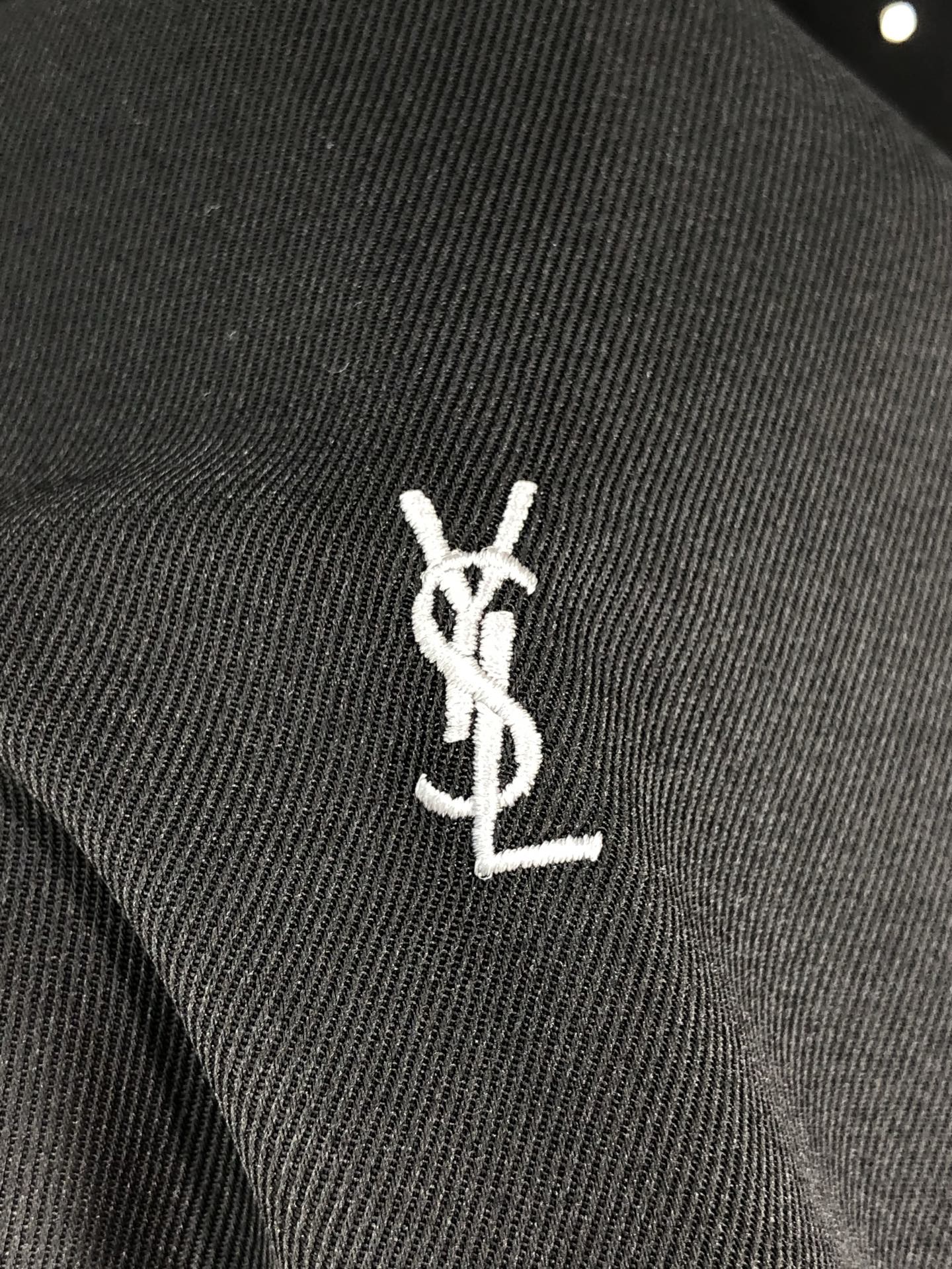 。圣罗兰。四季款时尚新品👔男士长袖衬衣 同步👍🏼采用高档顶级面料  绝不起球 舒适精致，上身效果极佳  