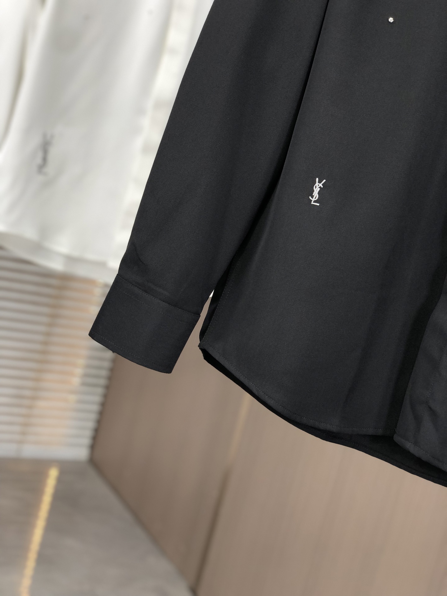 。圣罗兰。四季款时尚新品👔男士长袖衬衣 同步👍🏼采用高档顶级面料  绝不起球 舒适精致，上身效果极佳  