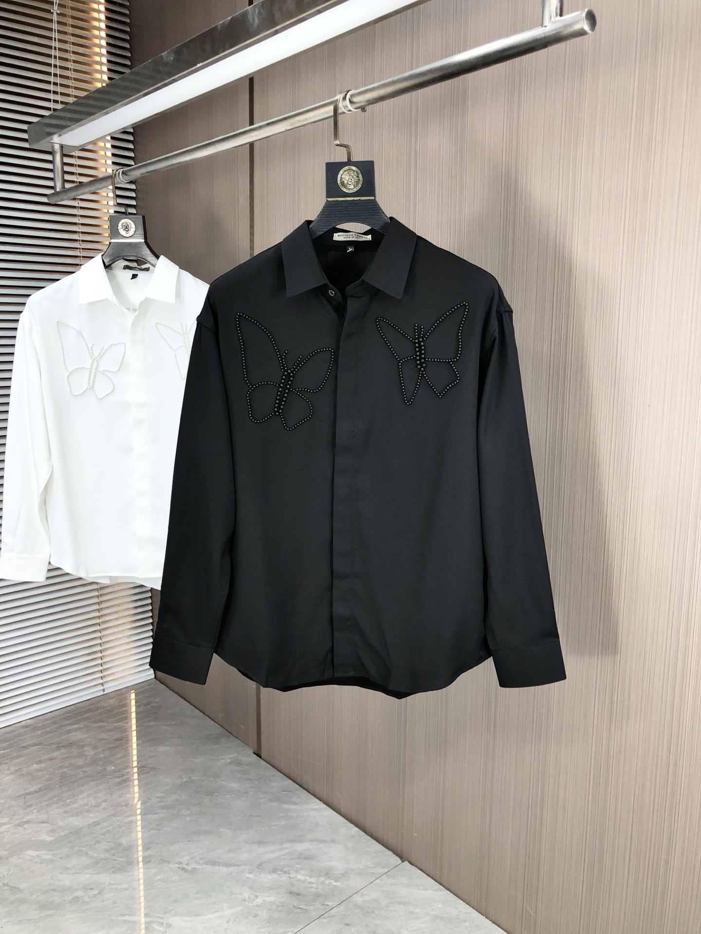 NO:529184,.Bv. Four-season fashion new men's long-sleeved shirts are used simultaneously with high-end top-grade fabrics, never pilling, comfortable and exquisite, with excellent upper body effect. Luxury brand original LOGO matching fully reflects the temperament and taste of men. Fashion and elegant, noble background. L simple and delicate design. Perfect cutting. Meticulous materials are used. Soft and comfortable in the hand. Gorgeous colors show the atmosphere!  Counter size M-3XL.m wear 175/130 catties, bottega veneta, alexander wang19860909.Bv. 四季款时尚新品男士长袖衬衣 同步采用高档顶级面料 绝不起球 舒适精致,上身效果极佳 奢华品牌原版LOGO搭配 充分体现男人的气质与品位 时尚优雅 贵族底蕴 L简洁细腻的设计 裁剪完美 用料一丝不苟 手感柔软舒适 华丽色彩 彰显大气！专柜尺码M-3XL.m穿175/130斤,,bottega veneta,alexander wang,Men's clothing