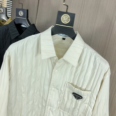 。普拉达。四季款时尚新品👔男士长袖衬衣 同步👍🏼采用高档顶级面料 绝不起球 舒适精致,上身效果极佳 。普拉达。四季款时尚新品👔男士长袖衬衣 同步👍🏼采用高档顶级面料 绝不起球 舒适精致,上身效果极佳