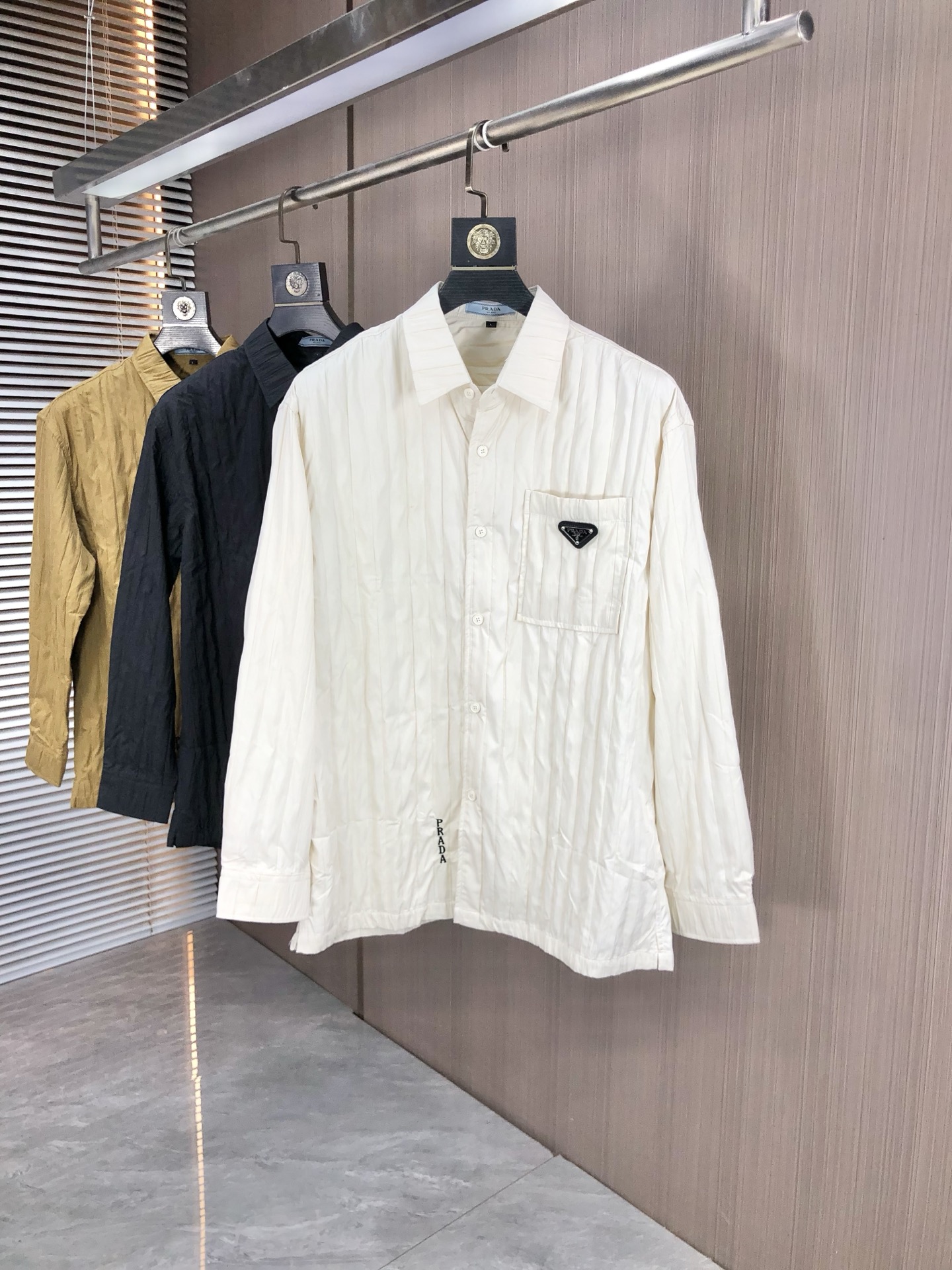 。普拉达。四季款时尚新品👔男士长袖衬衣 同步👍🏼采用高档顶级面料  绝不起球 舒适精致，上身效果极佳  