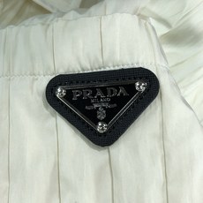 。普拉达。四季款时尚新品👔男士长袖衬衣 同步👍🏼采用高档顶级面料 绝不起球 舒适精致,上身效果极佳 。普拉达。四季款时尚新品👔男士长袖衬衣 同步👍🏼采用高档顶级面料 绝不起球 舒适精致,上身效果极佳