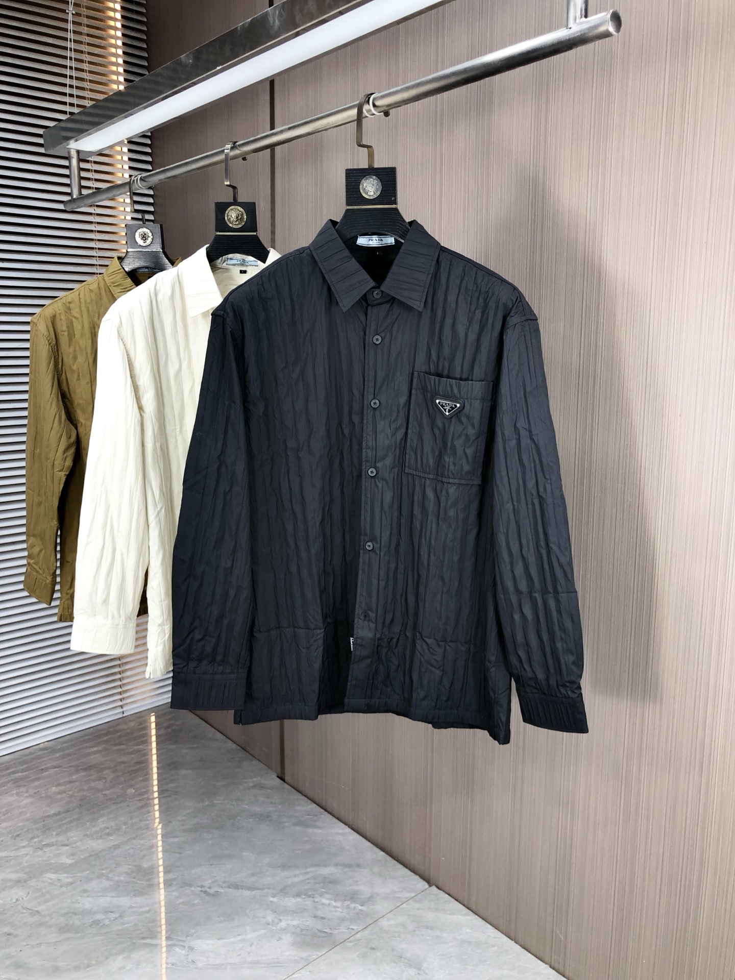。普拉达。四季款时尚新品👔男士长袖衬衣 同步👍🏼采用高档顶级面料  绝不起球 舒适精致，上身效果极佳  