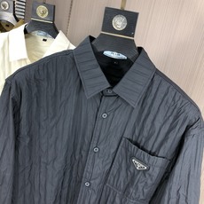 。普拉达。四季款时尚新品👔男士长袖衬衣 同步👍🏼采用高档顶级面料 绝不起球 舒适精致,上身效果极佳 。普拉达。四季款时尚新品👔男士长袖衬衣 同步👍🏼采用高档顶级面料 绝不起球 舒适精致,上身效果极佳