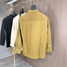。普拉达。四季款时尚新品👔男士长袖衬衣 同步👍🏼采用高档顶级面料 绝不起球 舒适精致,上身效果极佳 。普拉达。四季款时尚新品👔男士长袖衬衣 同步👍🏼采用高档顶级面料 绝不起球 舒适精致,上身效果极佳