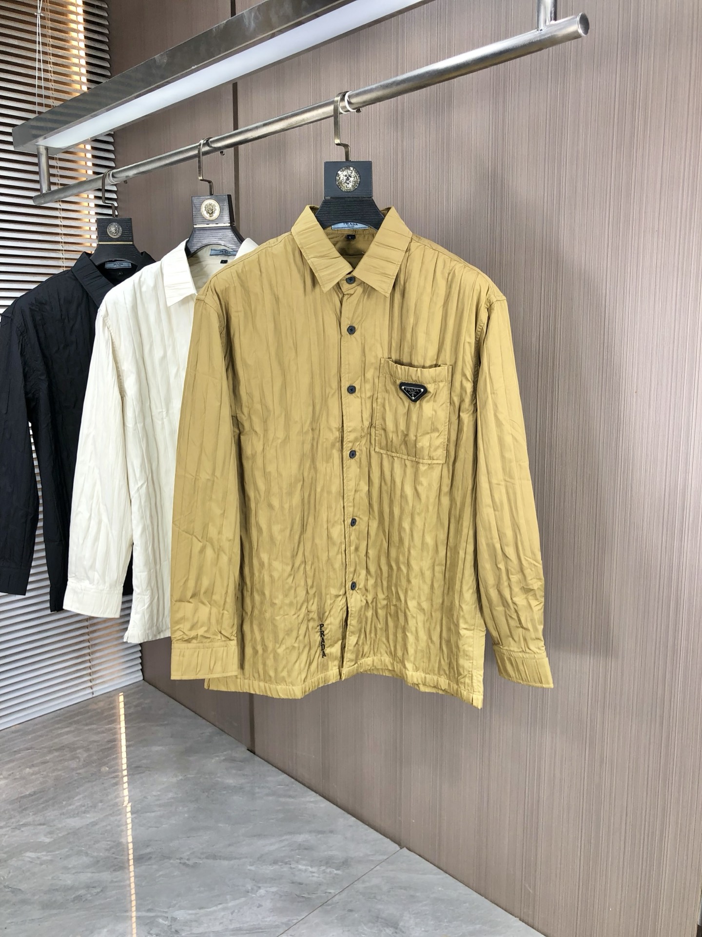 NO:529186,.Prada. A new fashion product for men's long-sleeved shirt for four seasons. It is made of high-end top-grade fabrics and never pills. It is comfortable and exquisite, with excellent upper body effect. The original LOGO matching of luxury brand fully reflects the temperament and taste of men. Fashion and elegant. Aristocratic background. L simple and delicate design. Perfect cutting. The materials are meticulous. The feel is soft and comfortable. Gorgeous colors show the atmosphere!  Counter size M-3XL.m wear 175/130 catties, prada, alexander wang19860909.普拉达. 四季款时尚新品男士长袖衬衣 同步采用高档顶级面料 绝不起球 舒适精致,上身效果极佳 奢华品牌原版LOGO搭配 充分体现男人的气质与品位 时尚优雅 贵族底蕴 L简洁细腻的设计 裁剪完美 用料一丝不苟 手感柔软舒适 华丽色彩 彰显大气！专柜尺码M-3XL.m穿175/130斤,,prada,alexander wang,Men's clothing