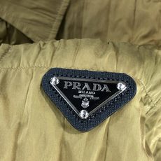 。普拉达。四季款时尚新品👔男士长袖衬衣 同步👍🏼采用高档顶级面料 绝不起球 舒适精致,上身效果极佳 。普拉达。四季款时尚新品👔男士长袖衬衣 同步👍🏼采用高档顶级面料 绝不起球 舒适精致,上身效果极佳