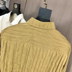 。普拉达。四季款时尚新品👔男士长袖衬衣 同步👍🏼采用高档顶级面料 绝不起球 舒适精致,上身效果极佳 。普拉达。四季款时尚新品👔男士长袖衬衣 同步👍🏼采用高档顶级面料 绝不起球 舒适精致,上身效果极佳