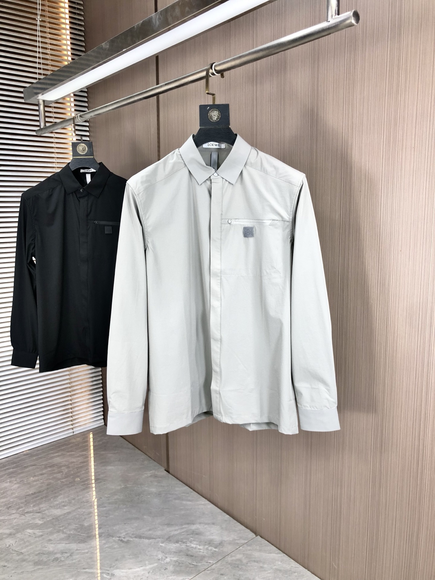 。罗意威。四季款时尚新品👔男士长袖衬衣 同步👍🏼采用高档顶级面料 绝不起球 舒适精致，上身效果极佳 奢华