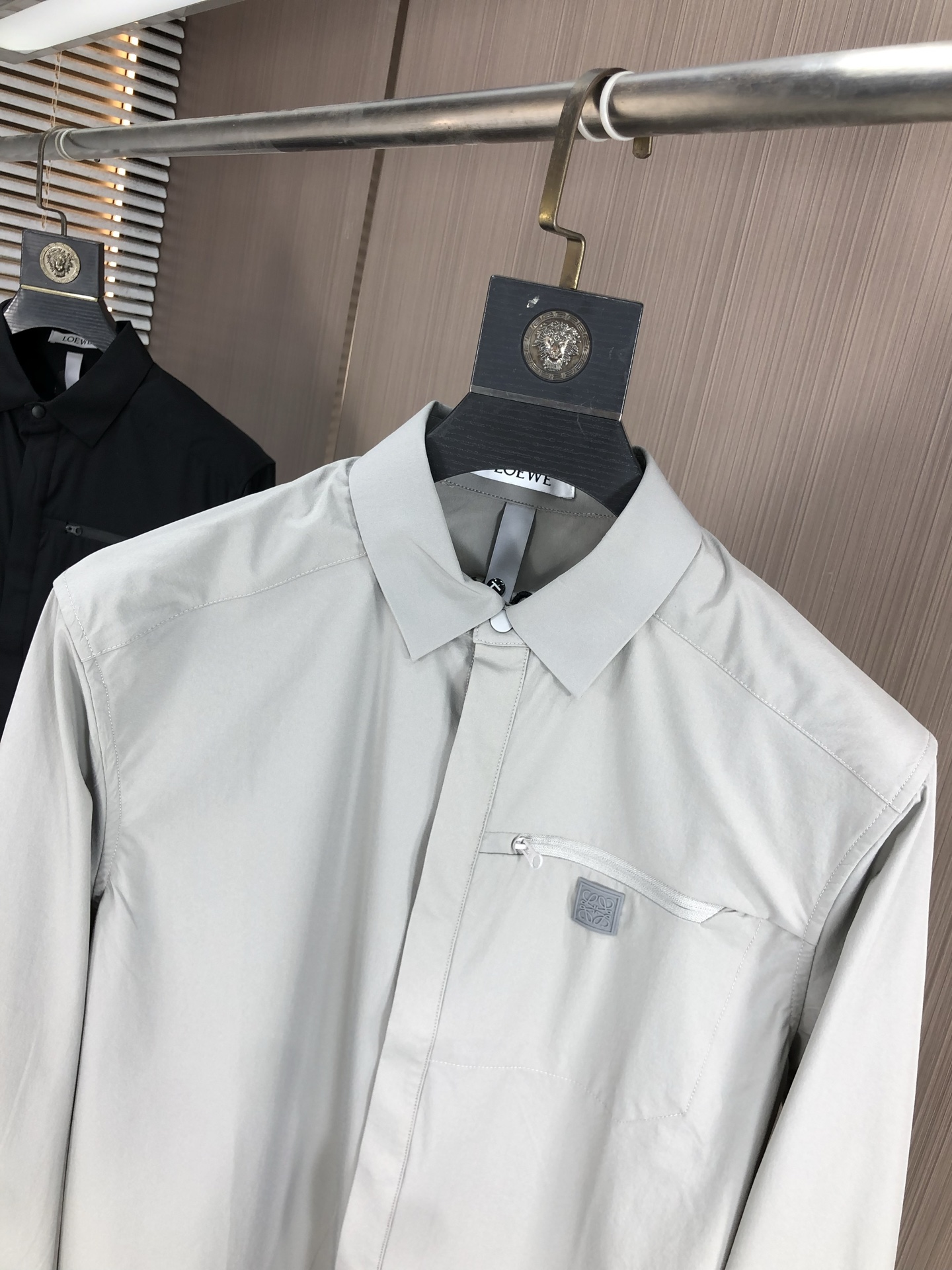 。罗意威。四季款时尚新品👔男士长袖衬衣 同步👍🏼采用高档顶级面料 绝不起球 舒适精致，上身效果极佳 奢华
