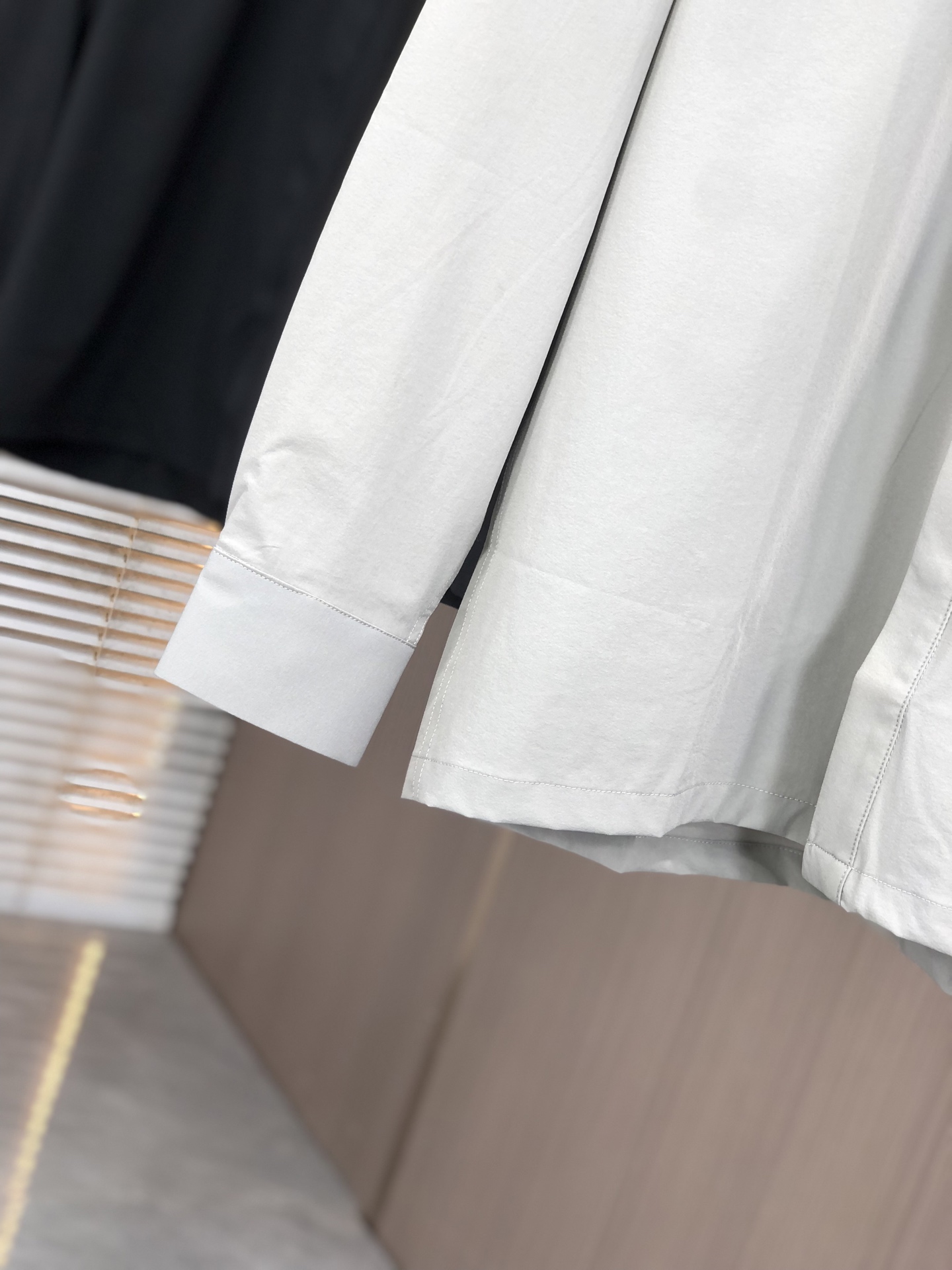 。罗意威。四季款时尚新品👔男士长袖衬衣 同步👍🏼采用高档顶级面料 绝不起球 舒适精致，上身效果极佳 奢华