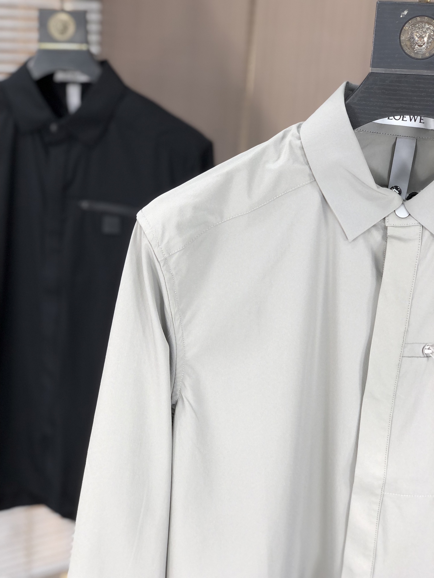 。罗意威。四季款时尚新品👔男士长袖衬衣 同步👍🏼采用高档顶级面料 绝不起球 舒适精致，上身效果极佳 奢华