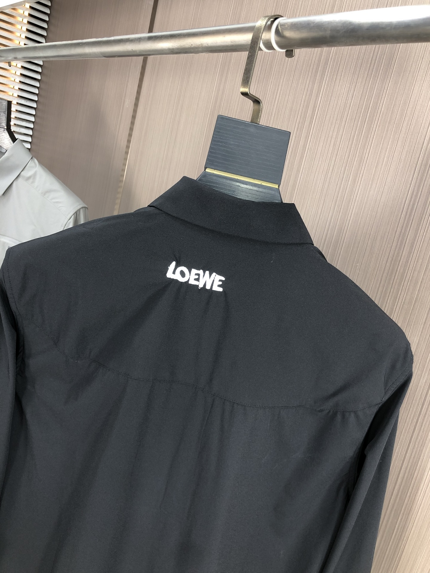 。罗意威。四季款时尚新品👔男士长袖衬衣 同步👍🏼采用高档顶级面料 绝不起球 舒适精致，上身效果极佳 奢华