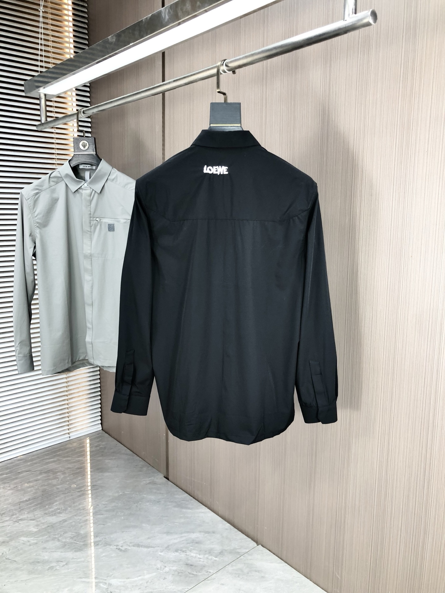 。罗意威。四季款时尚新品👔男士长袖衬衣 同步👍🏼采用高档顶级面料 绝不起球 舒适精致，上身效果极佳 奢华