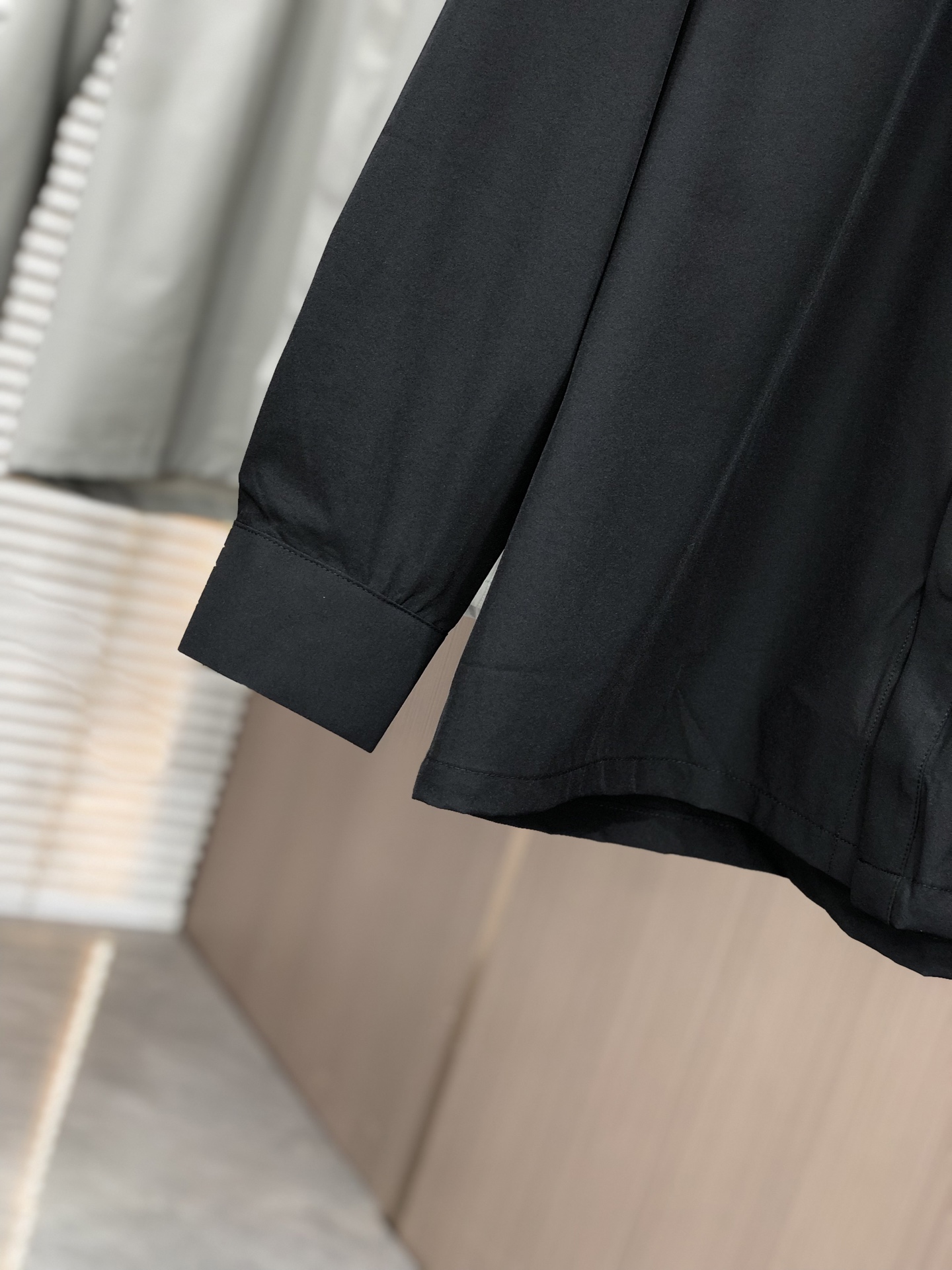 。罗意威。四季款时尚新品👔男士长袖衬衣 同步👍🏼采用高档顶级面料 绝不起球 舒适精致，上身效果极佳 奢华