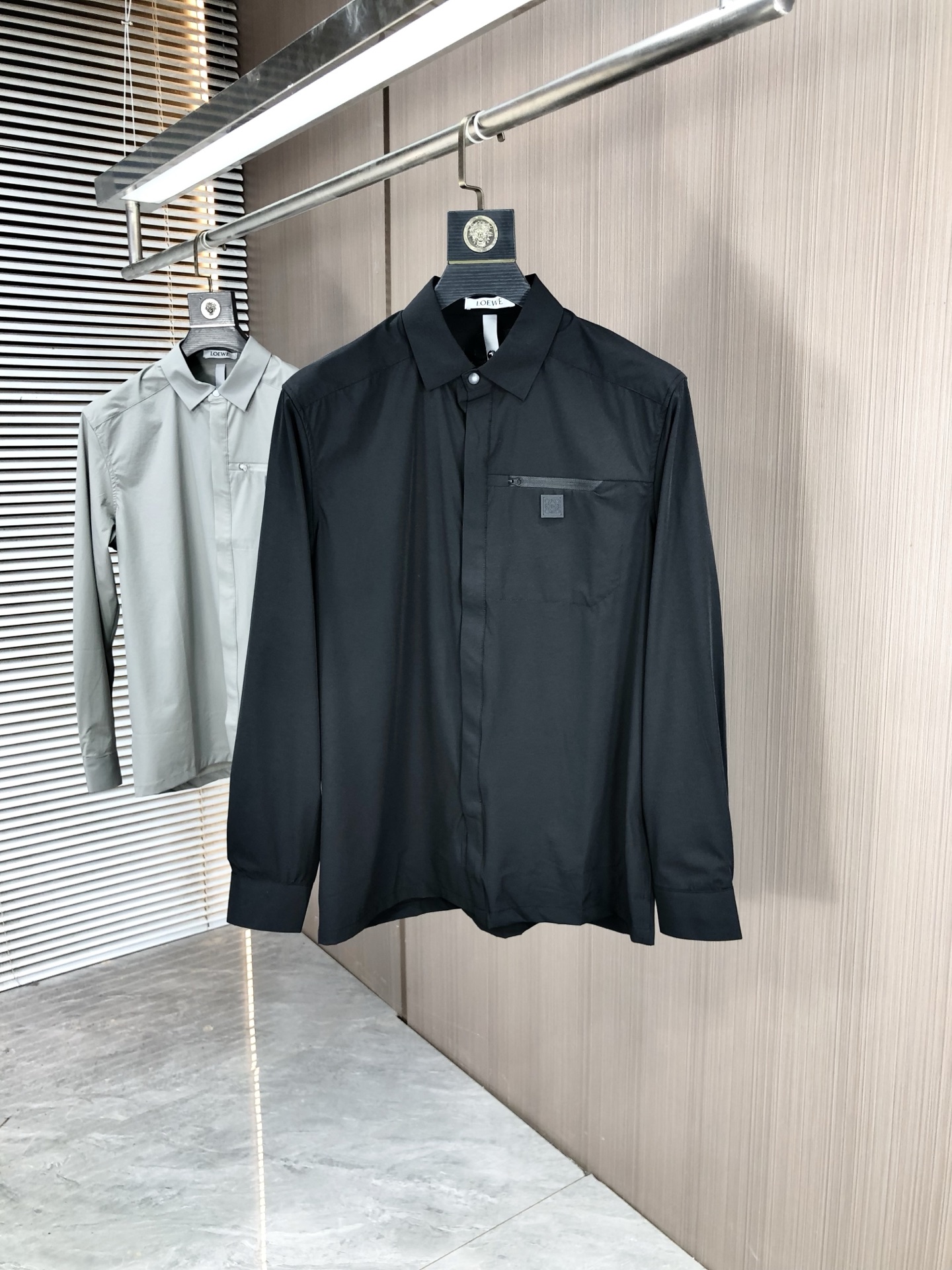 NO:529188,.Luo Yiwei. Four-season fashion new men's long-sleeved shirts are used simultaneously with high-end top-grade fabrics, never pilling, comfortable and exquisite, with excellent upper body effect. Luxury brand original LOGO matching fully reflects the temperament and taste of men. Fashion and elegant, noble background. L simple and delicate design. Perfect cut. Meticulous materials are used. Soft and comfortable in the hand. Gorgeous colors show the atmosphere!  Counter size M-3XL.m wear 175/130 catties, loewe, alexander wang19860909.罗意威. 四季款时尚新品男士长袖衬衣 同步采用高档顶级面料 绝不起球 舒适精致,上身效果极佳 奢华品牌原版LOGO搭配 充分体现男人的气质与品位 时尚优雅 贵族底蕴 L简洁细腻的设计 裁剪完美 用料一丝不苟 手感柔软舒适 华丽色彩 彰显大气！专柜尺码M-3XL.m穿175/130斤,,loewe,alexander wang,Men's clothing