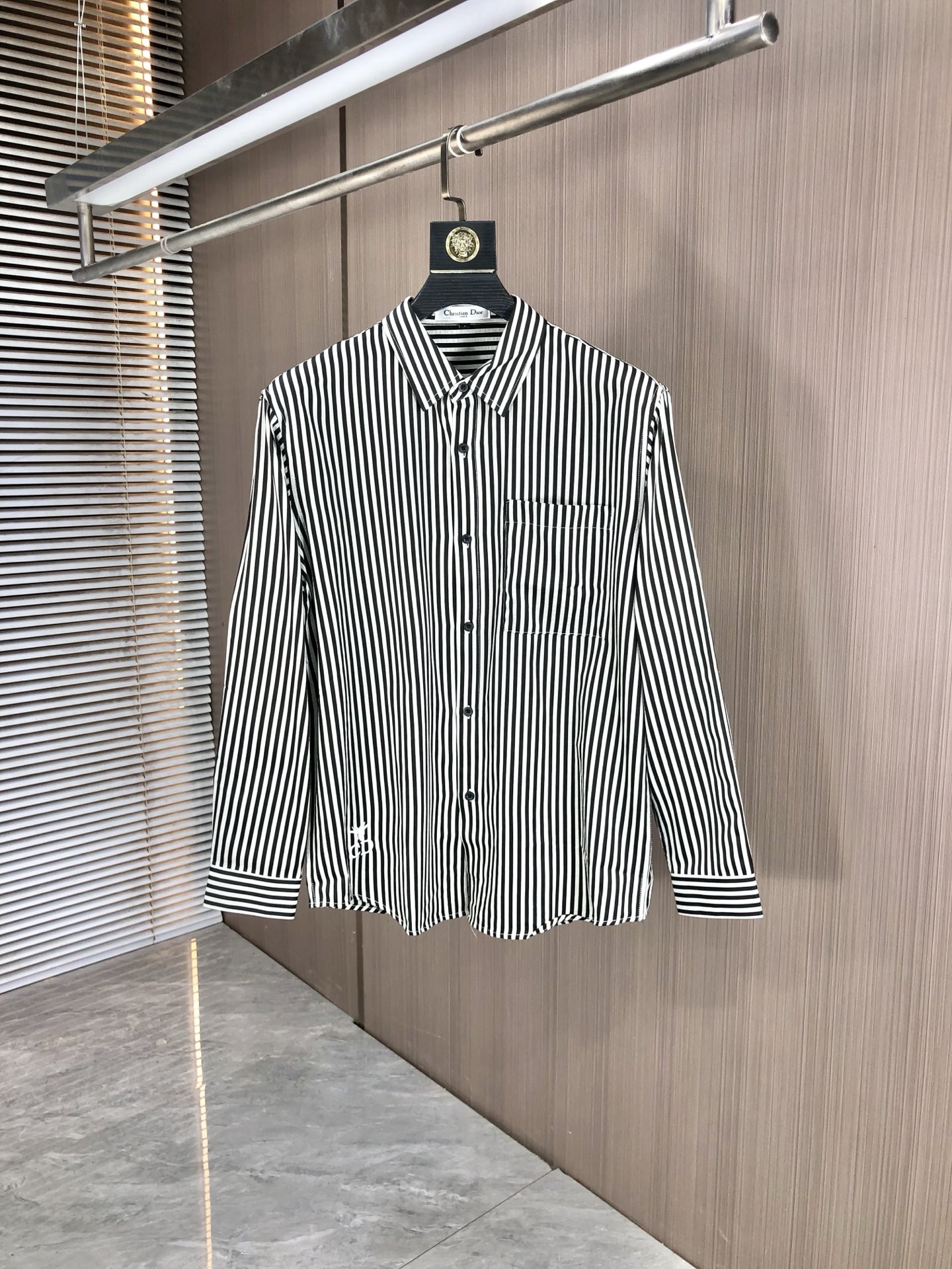 NO:529190,.Dior. A new long-sleeved men's long-sleeved shirt is used simultaneously with high-end top-grade fabrics, never pilling, comfortable and exquisite, with excellent upper body effect. Luxury brand original LOGO matching fully reflects the temperament and taste of men. Fashion and elegant. Aristocratic background. L simple and delicate design. Perfect cutting. Meticulous materials. Soft and comfortable feel. Gorgeous colors show the atmosphere!  Counter size M-3XL.m wear 175/130 catties,dior,alexander wang19860909.Dior. 四季款时尚新品男士长袖衬衣 同步采用高档顶级面料 绝不起球 舒适精致,上身效果极佳 奢华品牌原版LOGO搭配 充分体现男人的气质与品位 时尚优雅 贵族底蕴 L简洁细腻的设计 裁剪完美 用料一丝不苟 手感柔软舒适 华丽色彩 彰显大气！专柜尺码M-3XL.m穿175/130斤,,dior,alexander wang,Men's clothing