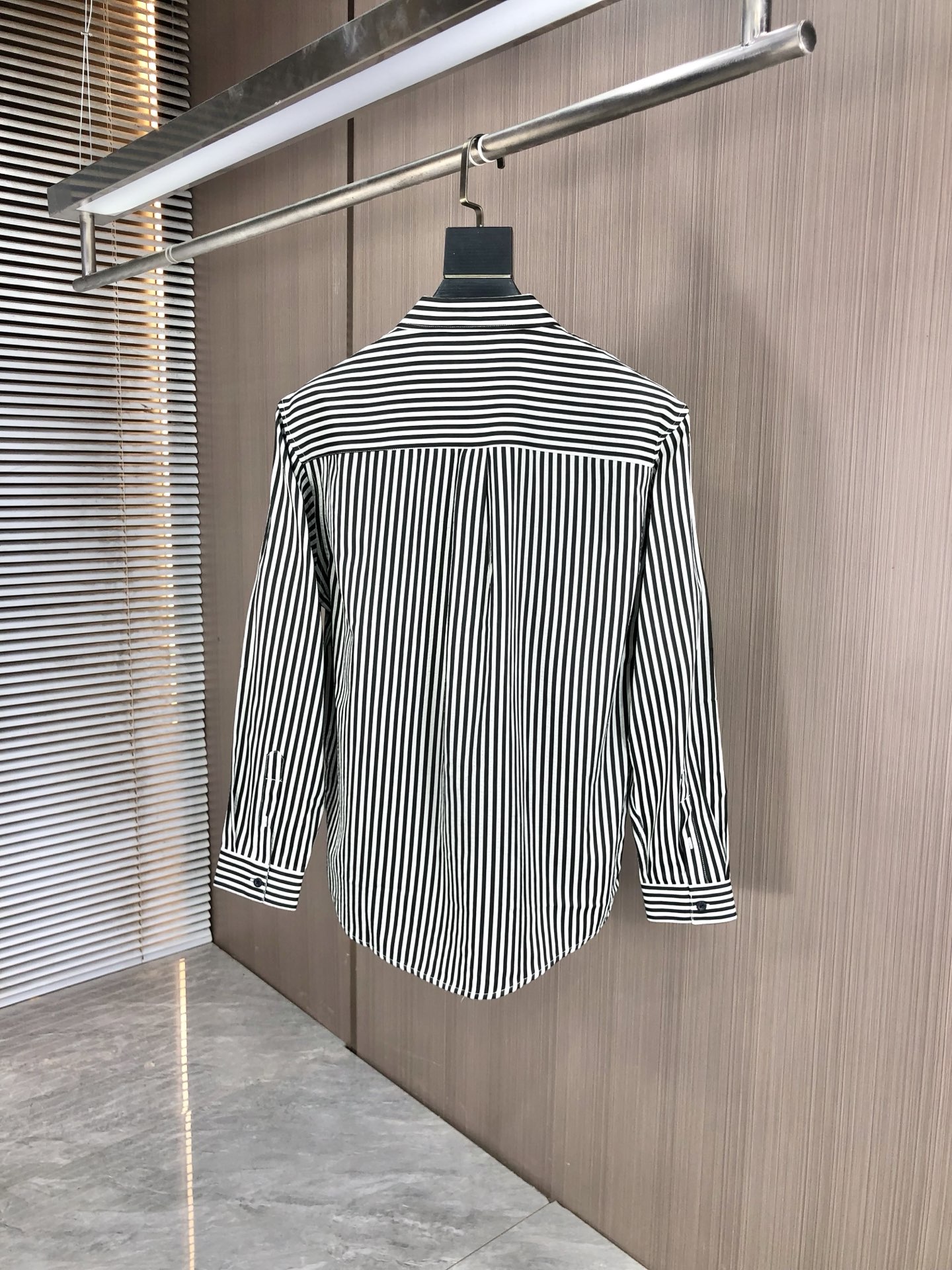 。Dior。四季款时尚新品👔男士长袖衬衣 同步👍🏼采用高档顶级面料 绝不起球 舒适精致，上身效果极佳 奢