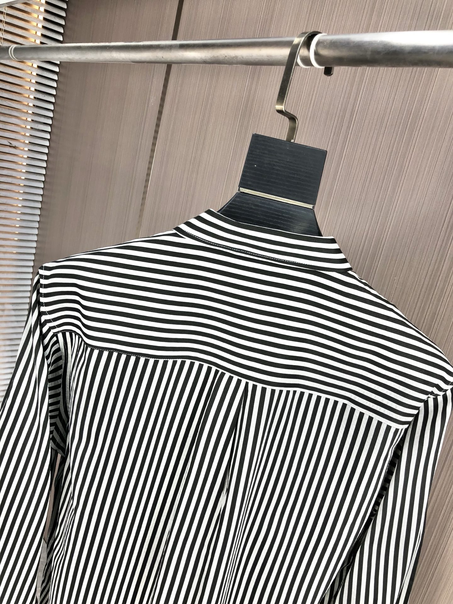 。Dior。四季款时尚新品👔男士长袖衬衣 同步👍🏼采用高档顶级面料 绝不起球 舒适精致，上身效果极佳 奢