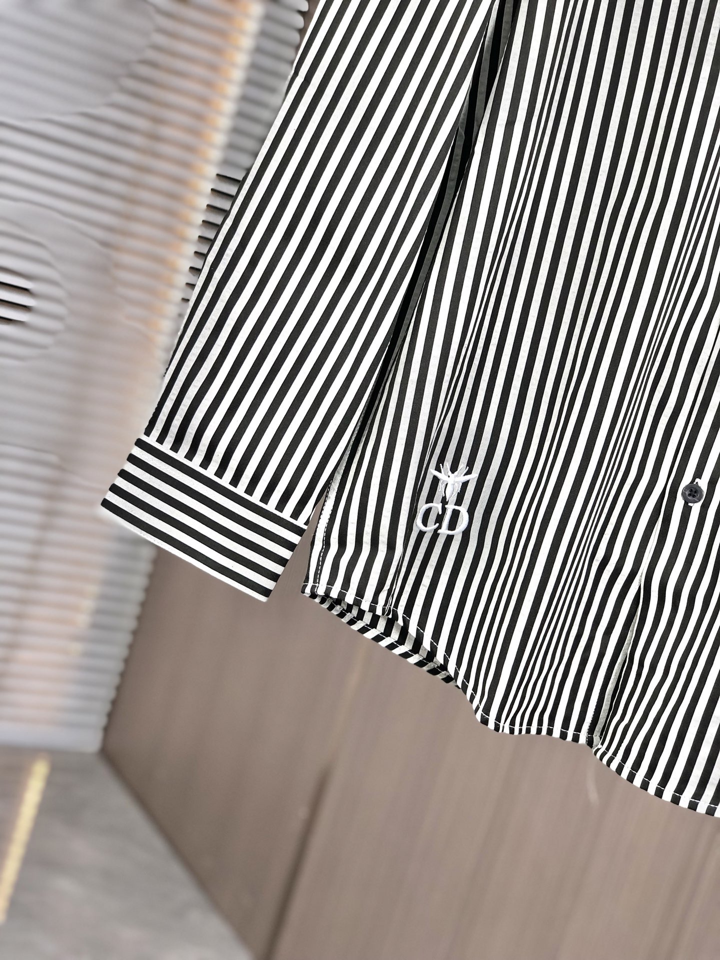 。Dior。四季款时尚新品👔男士长袖衬衣 同步👍🏼采用高档顶级面料 绝不起球 舒适精致，上身效果极佳 奢