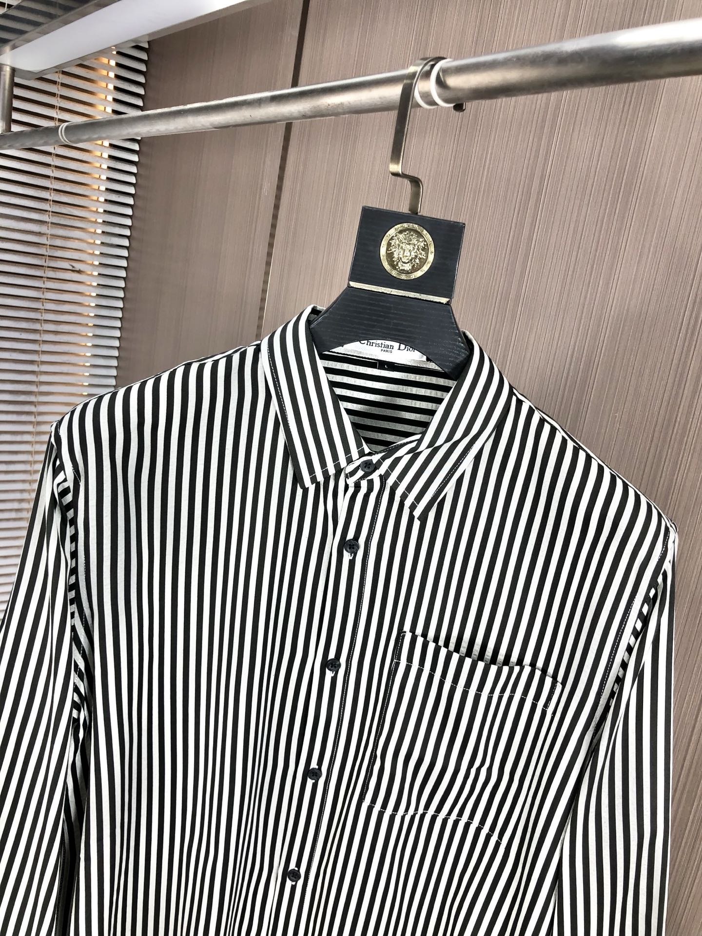 。Dior。四季款时尚新品👔男士长袖衬衣 同步👍🏼采用高档顶级面料 绝不起球 舒适精致，上身效果极佳 奢