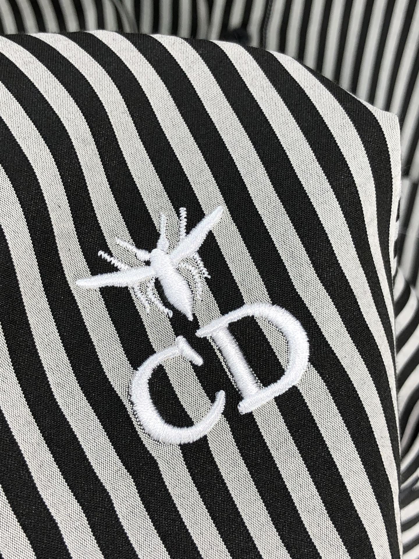 。Dior。四季款时尚新品👔男士长袖衬衣 同步👍🏼采用高档顶级面料 绝不起球 舒适精致，上身效果极佳 奢