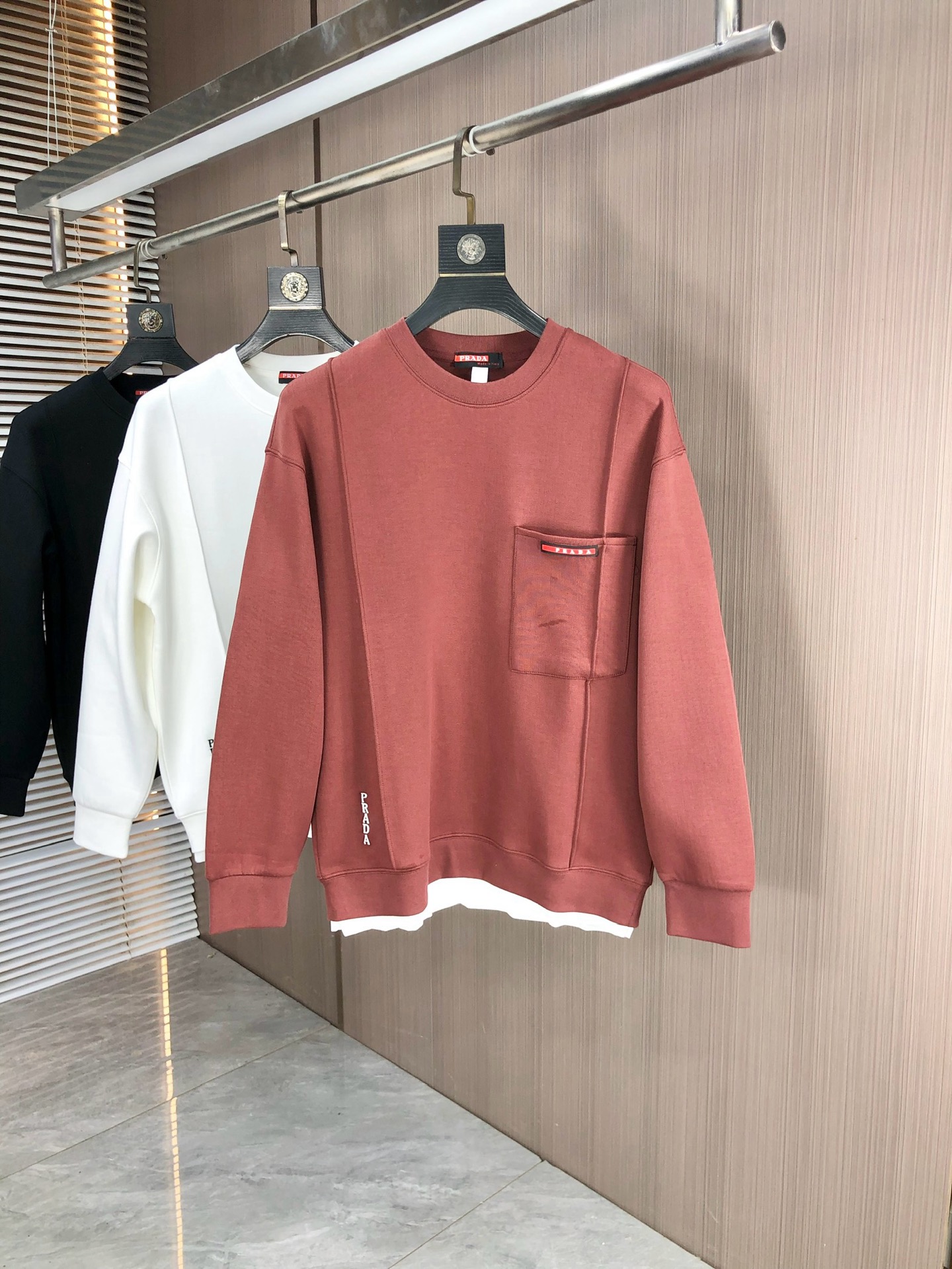 NO:529207,.Prada. 2025 autumn and winter new letter L space cotton sweatshirt jacket. Channel quality!  Urban series products, created with full luxury letter logo elements, b, the best style that is a must-have for high-end temperament, g, a single item with a very tone and charm!  Original custom imported double-sided water-soluble cotton fabric, comfortable to touch, embroidered letter design effect is quite exquisite, fashionable, classic and versatile!  Size M—XXXL.m wears 175/130 catties, prada, hoodie, sweatshirts, jackets & coats, alexander wang19860909.普拉达.2025秋冬新款字母l太空棉卫衣外套.渠道精品！都市系列产物,奢华程度满分的字母logo元素打造,b高端气质型必入的极品款式,g一款极具腔调感与魅力的单品！ 原版定制进口双面水溶棉面料,手感舒适,刺绣字母设计效果相当精致,时尚经典百搭！ 尺码M—XXXL.m穿175/130斤,,prada,hoodie,sweatshirts,jackets & coats,alexander wang,Men's clothing