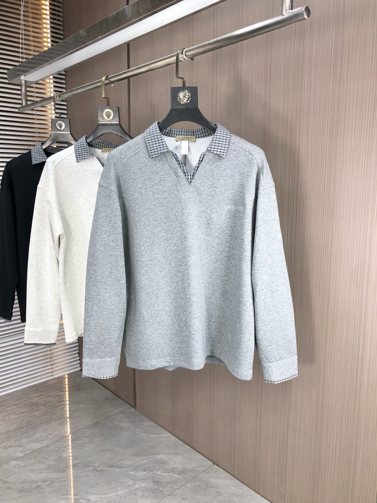 NO:529210,.Burberry. Two fake pieces. 2025 autumn and winter new letter L space cotton sweatshirt jacket. High-quality channels!  Urban series products, created with full luxury letter logo elements, b, the best style that is a must-have for high-end temperament, g, a single item with a very tone and charm!  Original custom imported double-sided water-soluble cotton fabric, comfortable to touch, embroidered letter design effect is quite exquisite, fashionable, classic and versatile!  Size M—XXXL.m wears 175/130 catties, burberry, hoodie, sweatshirts, jackets & coats, alexander wang19860909.巴宝莉.假两件.2025秋冬新款字母l太空棉卫衣外套.渠道精品！都市系列产物,奢华程度满分的字母logo元素打造,b高端气质型必入的极品款式,g一款极具腔调感与魅力的单品！ 原版定制进口双面水溶棉面料,手感舒适,刺绣字母设计效果相当精致,时尚经典百搭！ 尺码M—XXXL.m穿175/130斤,,burberry,hoodie,sweatshirts,jackets & coats,alexander wang,Men's clothing