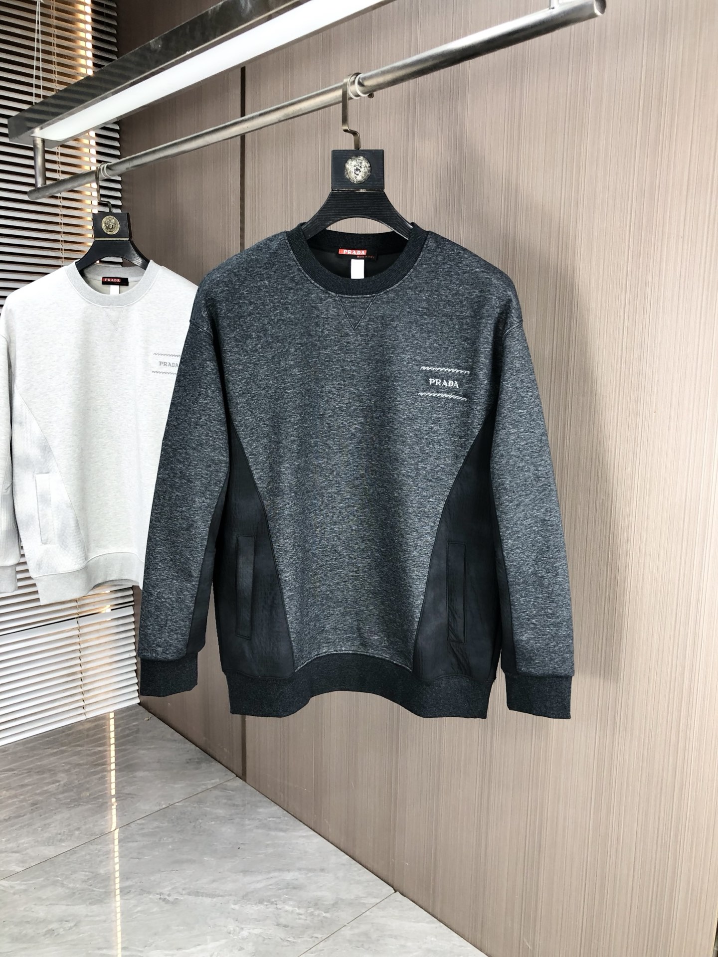 NO:529213,.Prada. 2025 autumn and winter new letter L space cotton sweatshirt jacket. Channel quality!  Urban series products, created with full luxury letter logo elements, b, the best style that is a must-have for high-end temperament, g, a single item with a very tone and charm!  Original custom imported double-sided water-soluble cotton fabric, comfortable to touch, embroidered letter design effect is quite exquisite, fashionable, classic and versatile!  Size M—XXXL.m wears 175/130 catties, prada, hoodie, sweatshirts, jackets & coats, alexander wang19860909.普拉达.2025秋冬新款字母l太空棉卫衣外套.渠道精品！都市系列产物,奢华程度满分的字母logo元素打造,b高端气质型必入的极品款式,g一款极具腔调感与魅力的单品！ 原版定制进口双面水溶棉面料,手感舒适,刺绣字母设计效果相当精致,时尚经典百搭！ 尺码M—XXXL.m穿175/130斤,,prada,hoodie,sweatshirts,jackets & coats,alexander wang,Men's clothing