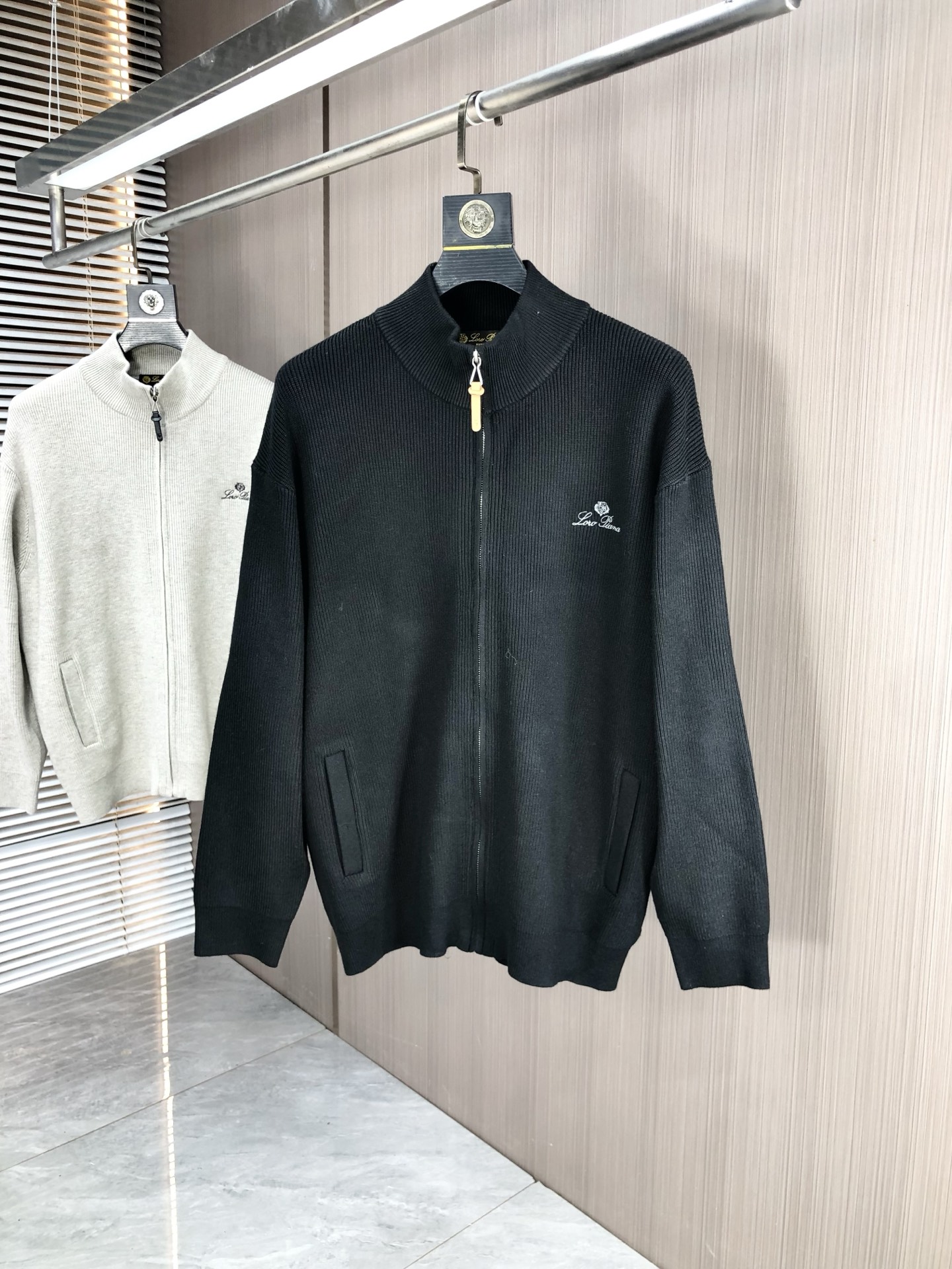 NO:529216,.LP.2025 autumn and winter new letter logo knitted cotton sweatshirt jacket. High-quality channels!  Urban series products, created with full luxury letter logo elements, b, the best style that is a must-have for high-end temperament, g, a single item with a very tone and charm!  Original custom imported double-sided water-soluble cotton fabric, comfortable to touch, embroidered letter design effect is quite exquisite, fashionable, classic and versatile!  Size M—XXXL.m wear 175/130 catties, loro piana, hoodie, sweatshirts, jackets & coats, alexander wang19860909.LP.2025秋冬新款字母logo针织棉卫衣外套.渠道精品！都市系列产物,奢华程度满分的字母logo元素打造,b高端气质型必入的极品款式,g一款极具腔调感与魅力的单品！ 原版定制进口双面水溶棉面料,手感舒适,刺绣字母设计效果相当精致,时尚经典百搭！ 尺码M—XXXL.m穿175/130斤,,loro piana,hoodie,sweatshirts,jackets & coats,alexander wang,Men's clothing