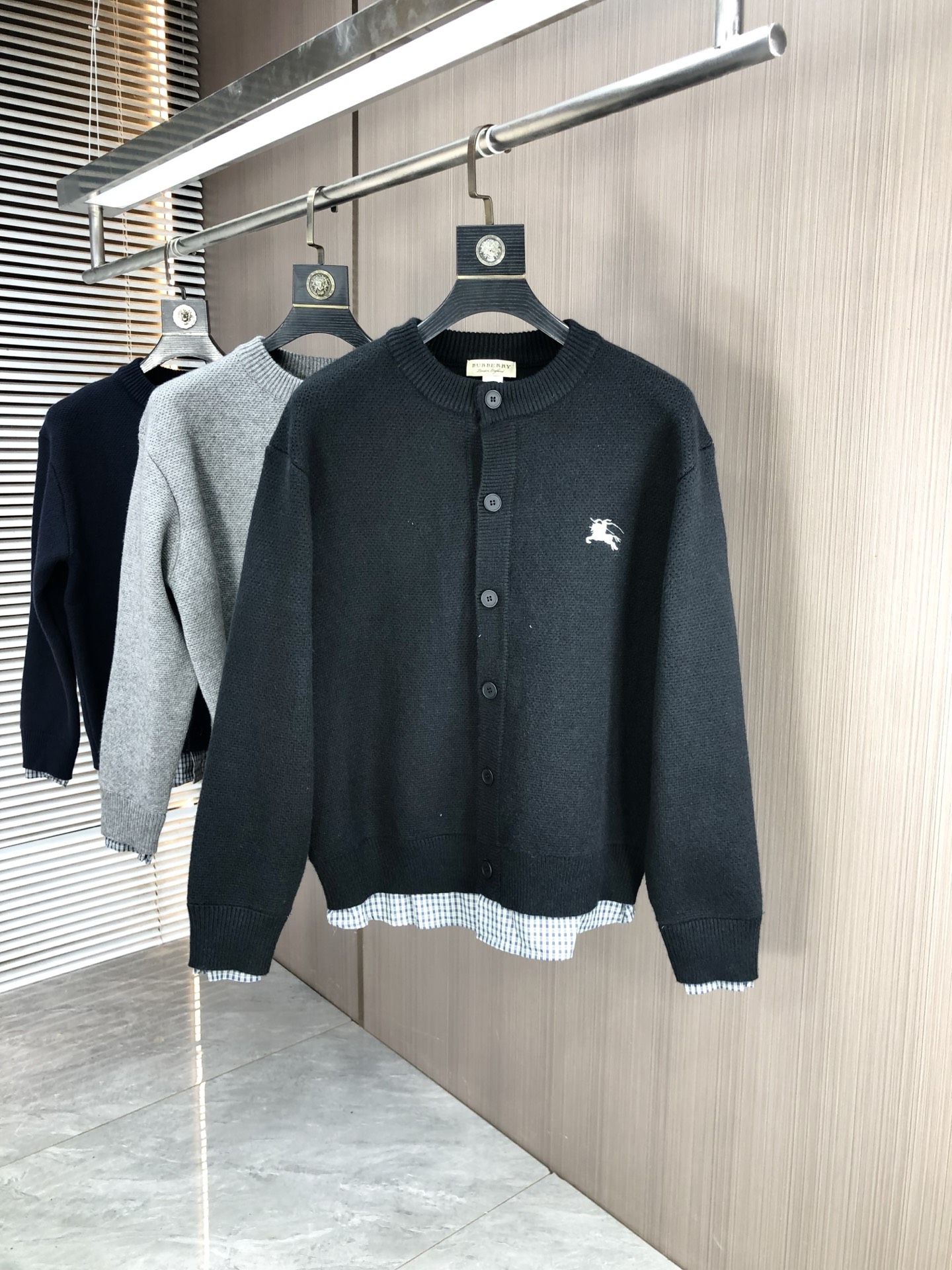 NO:529219,.Burberry. 2025 autumn and winter new letter logo knitted sweater jacket. High-quality channels!  Urban series products, created with full luxury letter logo elements, b, the best style that is a must-have for high-end temperament, g, a single item with a very tone and charm!  Original custom imported knitted fabric, comfortable to touch, embroidered letter design effect is quite exquisite, fashionable, classic and versatile!  Size M—XXXL.m wears 175/130 catties, burberry, jackets & coats, sweaters, alexander wang19860909.巴宝莉.2025秋冬新款字母logo针织毛衣外套.渠道精品！都市系列产物,奢华程度满分的字母logo元素打造,b高端气质型必入的极品款式,g一款极具腔调感与魅力的单品！ 原版定制进口针织面料,手感舒适,刺绣字母设计效果相当精致,时尚经典百搭！ 尺码M—XXXL.m穿175/130斤,,burberry,jackets & coats,sweaters,alexander wang,Men's clothing