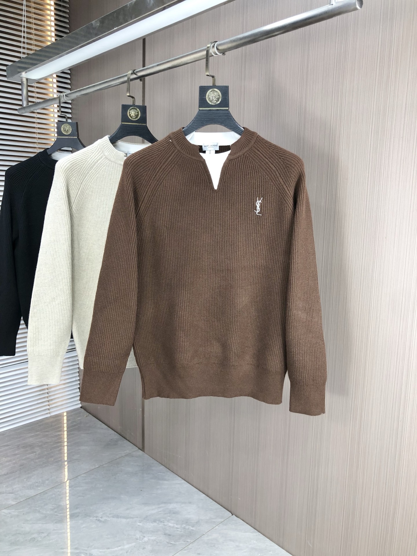 NO:529222,.Saint Laurent. 2025 autumn and winter new letter knitted sweater. Channel quality!  Urban series products, created with full luxury letter logo elements, b, the best style that is a must-have for high-end temperament, g, a single item with a very tone and charm!  Original custom imported knitted cotton fabric, comfortable to touch, embroidered letter design effect is quite exquisite, fashionable, classic and versatile!  Size M—XXXL.m wears 175/130 catties, saint laurent, sweaters, alexander wang19860909.圣罗兰.2025秋冬新款字母针织毛衣.渠道精品！都市系列产物,奢华程度满分的字母logo元素打造,b高端气质型必入的极品款式,g一款极具腔调感与魅力的单品！ 原版定制进口针织棉面料,手感舒适,刺绣字母设计效果相当精致,时尚经典百搭！ 尺码M—XXXL.m穿175/130斤,,saint laurent,sweaters,alexander wang,Men's clothing