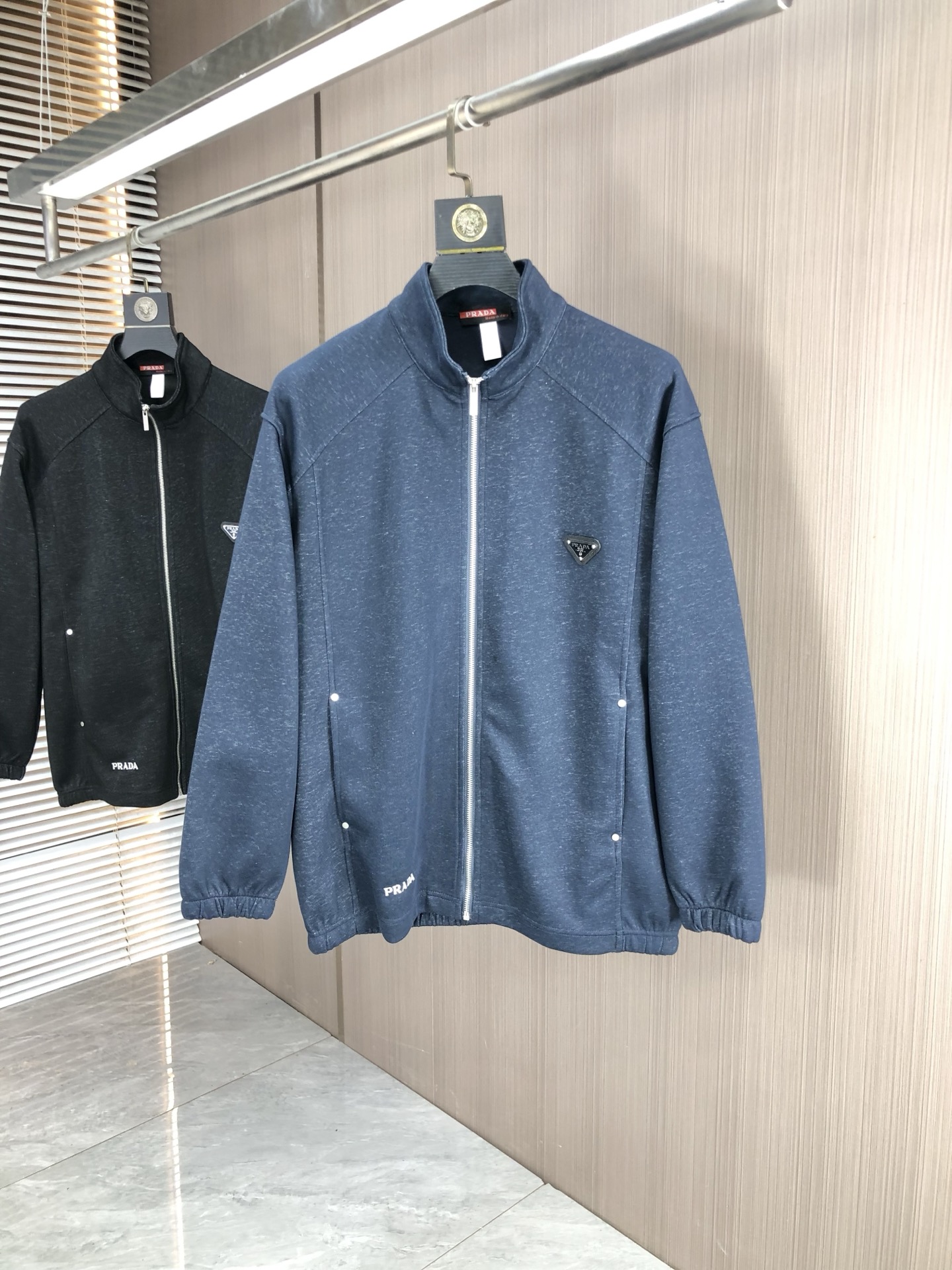 NO:529204,.Prada. 2025 autumn and winter new letter logo knitted cotton sweatshirt jacket. High-quality channels!  Urban series products, created with full luxury letter logo elements, b, the best style that is a must-have for high-end temperament, g, a single item with a very tone and charm!  Original custom imported double-sided water-soluble cotton fabric, comfortable to touch, embroidered letter design effect is quite exquisite, fashionable, classic and versatile!  Size M—XXXL.m wears 175/130 catties, prada, hoodie, sweatshirts, jackets & coats, alexander wang19860909.普拉达.2025秋冬新款字母logo针织棉卫衣外套.渠道精品！都市系列产物,奢华程度满分的字母logo元素打造,b高端气质型必入的极品款式,g一款极具腔调感与魅力的单品！ 原版定制进口双面水溶棉面料,手感舒适,刺绣字母设计效果相当精致,时尚经典百搭！ 尺码M—XXXL.m穿175/130斤,,prada,hoodie,sweatshirts,jackets & coats,alexander wang,Men's clothing