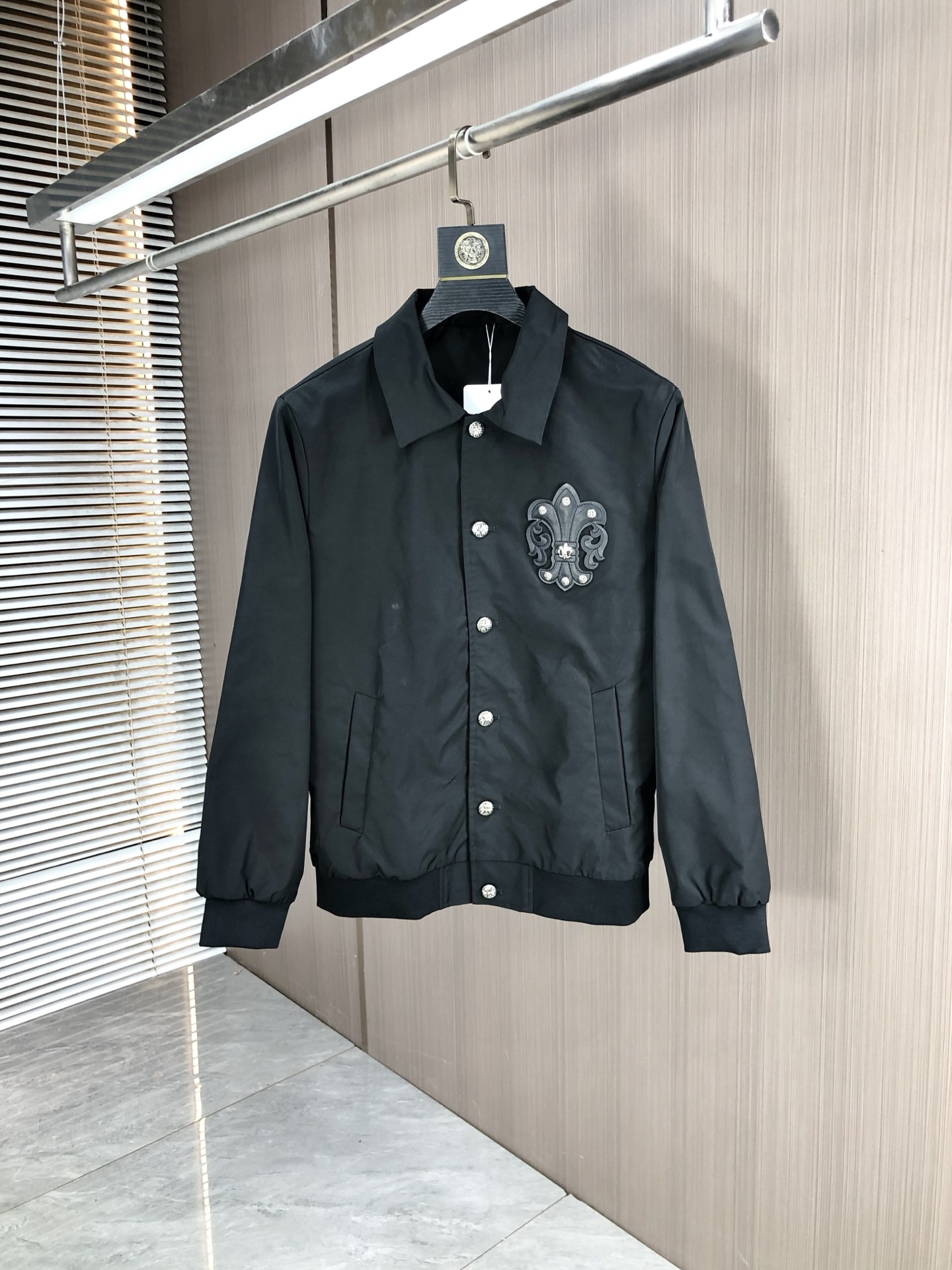 NO:529201,.Croxin. 25 autumn and winter new product is available for sale, casual and daily wear!  The upper body modifies the body, perfectly combines fashion aesthetics with the concept of new urban business and leisure, and the Italian minimalist, capable and outdoor functional styles are interpreted in the ultimate form, both solemn and harmonious, creating a unique styling item. The overall outline tends to be simple, and the 1f is quite personalized and elegant, enriching the overall vision. The wardrobe business and leisure is excellent and has high attendance rate!  It is hard to come by!  Count m-3XL m wear 175/130, chrome hearts, jackets & coats, jackets & coats, alexander wang19860909.克罗心.25秋冬新品发售夹克外套,休闲日常穿搭！上身修饰身形、将时装美学和新都市商务休闲概念完美融合,通体将意式的极简、干练和户外功能性风格极致诠释,亦庄亦谐,塑造出别具一格的造型单品,整体轮廓趋于简约风格,1f颇为个性且雅痞的细节处理,丰富了整体视觉.衣橱商务休闲绝佳的高出勤率！可遇而不可求！码数m-3XL m穿175/130,,chrome hearts,jackets & coats,jackets & coats,alexander wang,Men's clothing