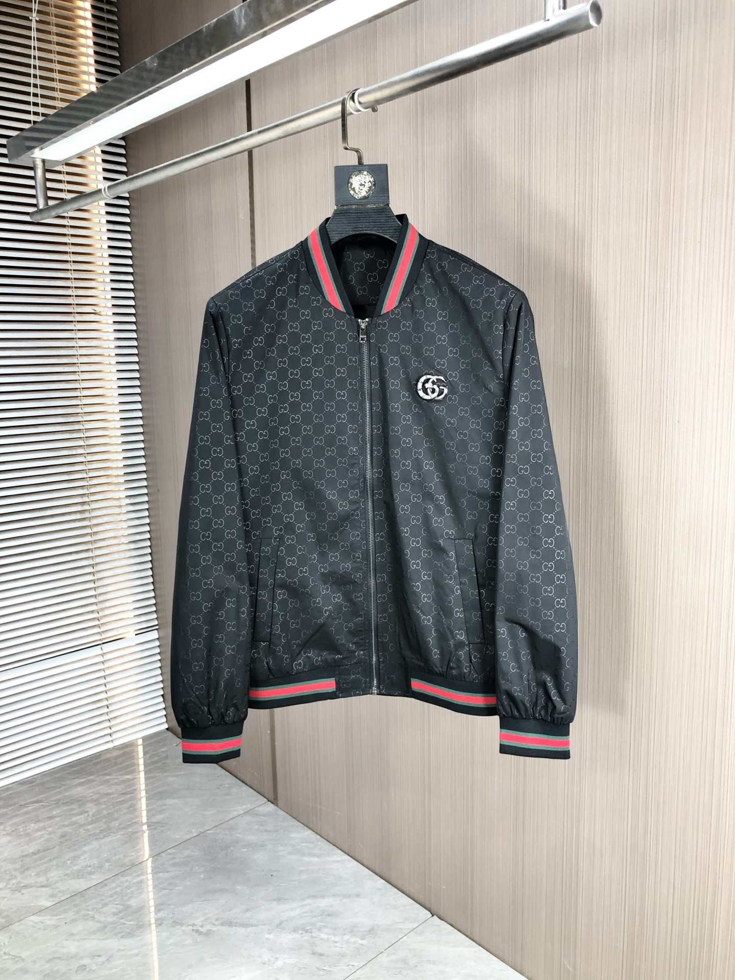 NO:529199,.Gucci.25 new autumn and winter products are available for sale, casual and daily wear!  The upper body modifies the body, perfectly combines fashion aesthetics with the concept of new urban business and leisure, and the Italian minimalist, capable and outdoor functional styles are interpreted in the ultimate form, both solemn and harmonious, creating a unique styling item. The overall outline tends to be simple, and the 1f is quite personalized and elegant, enriching the overall vision. The wardrobe business and leisure is excellent and has high attendance rate!  It is hard to find!  Count m-3XL m wear 175/130, gucci, jackets & coats, jackets & coats, alexander wang19860909.Gucci.25秋冬新品发售夹克外套,休闲日常穿搭！上身修饰身形、将时装美学和新都市商务休闲概念完美融合,通体将意式的极简、干练和户外功能性风格极致诠释,亦庄亦谐,塑造出别具一格的造型单品,整体轮廓趋于简约风格,1f颇为个性且雅痞的细节处理,丰富了整体视觉.衣橱商务休闲绝佳的高出勤率！可遇而不可求！码数m-3XL m穿175/130,,gucci,jackets & coats,jackets & coats,alexander wang,Men's clothing