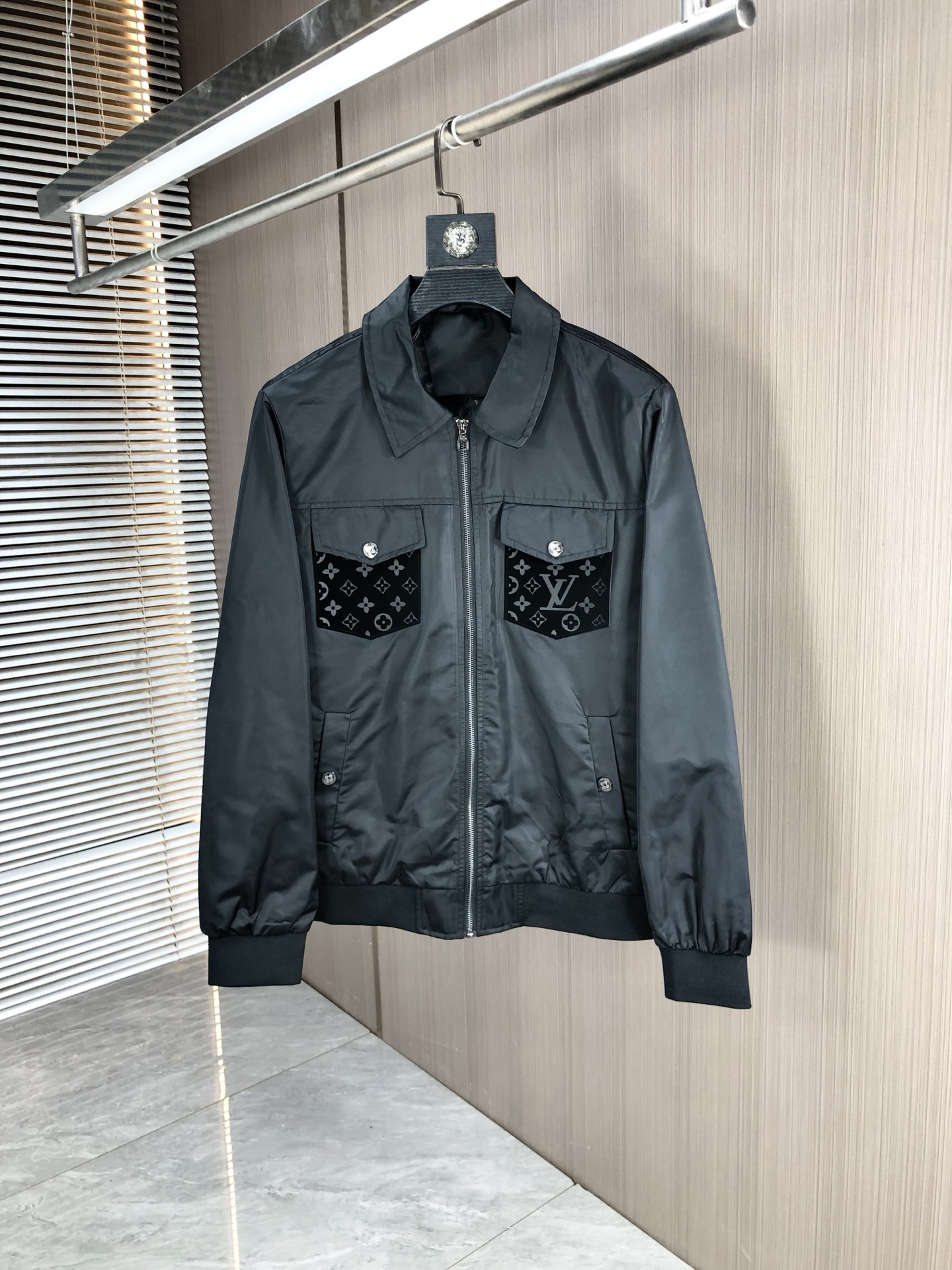 NO:529197,.Lv.25 new autumn and winter products are available for sale, casual and daily wear!  The upper body modifies the body, perfectly combines fashion aesthetics with the concept of new urban business and leisure, and the Italian minimalist, capable and outdoor functional styles are interpreted in the ultimate form, both solemn and harmonious, creating a unique styling item. The overall outline tends to be simple, and the 1f is quite personalized and elegant, enriching the overall vision. The wardrobe business and leisure is excellent and has high attendance rate!  It is hard to find!  Count m-3XL m wear 175/130, louis vuitton, jackets & coats, jackets & coats, alexander wang19860909.Lv .25秋冬新品发售夹克外套,休闲日常穿搭！上身修饰身形、将时装美学和新都市商务休闲概念完美融合,通体将意式的极简、干练和户外功能性风格极致诠释,亦庄亦谐,塑造出别具一格的造型单品,整体轮廓趋于简约风格,1f颇为个性且雅痞的细节处理,丰富了整体视觉.衣橱商务休闲绝佳的高出勤率！可遇而不可求！码数m-3XL m穿175/130,,louis vuitton,jackets & coats,jackets & coats,alexander wang,Men's clothing