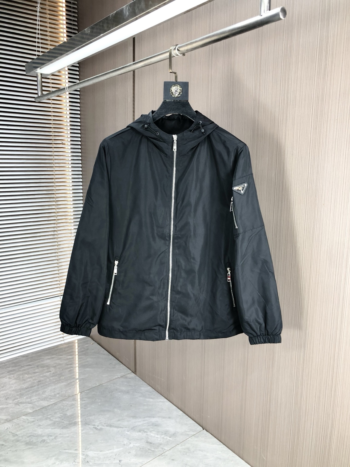 NO:529196,.Prada. New 25 autumn and winter products are available for sale, casual and daily wear!  The upper body modifies the body, perfectly combines fashion aesthetics with the concept of new urban business and leisure, and the Italian minimalist, capable and outdoor functional styles are interpreted in the ultimate form, both solemn and harmonious, creating a unique styling item. The overall outline tends to be simple, and the 1f is quite personalized and elegant, enriching the overall vision. The wardrobe business and leisure is excellent and has high attendance rate!  It is hard to find!  Count m-3XL m wear 175/130, prada, jackets & coats, jackets & coats, alexander wang19860909.普拉达.25秋冬新品发售夹克外套,休闲日常穿搭！上身修饰身形、将时装美学和新都市商务休闲概念完美融合,通体将意式的极简、干练和户外功能性风格极致诠释,亦庄亦谐,塑造出别具一格的造型单品,整体轮廓趋于简约风格,1f颇为个性且雅痞的细节处理,丰富了整体视觉.衣橱商务休闲绝佳的高出勤率！可遇而不可求！码数m-3XL m穿175/130,,prada,jackets & coats,jackets & coats,alexander wang,Men's clothing