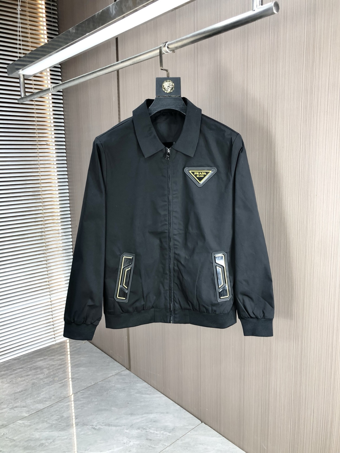 NO:529193,.Prada. New 25 autumn and winter products are available for sale, casual and daily wear!  The upper body modifies the body, perfectly combines fashion aesthetics with the concept of new urban business and leisure, and the Italian minimalist, capable and outdoor functional styles are interpreted in the ultimate form, both solemn and harmonious, creating a unique styling item. The overall outline tends to be simple, and the 1f is quite personalized and elegant, enriching the overall vision. The wardrobe business and leisure is excellent and has high attendance rate!  It is hard to find!  Count m-3XL m wear 175/130, prada, jackets & coats, jackets & coats, alexander wang19860909.普拉达.25秋冬新品发售夹克外套,休闲日常穿搭！上身修饰身形、将时装美学和新都市商务休闲概念完美融合,通体将意式的极简、干练和户外功能性风格极致诠释,亦庄亦谐,塑造出别具一格的造型单品,整体轮廓趋于简约风格,1f颇为个性且雅痞的细节处理,丰富了整体视觉.衣橱商务休闲绝佳的高出勤率！可遇而不可求！码数m-3XL m穿175/130,,prada,jackets & coats,jackets & coats,alexander wang,Men's clothing