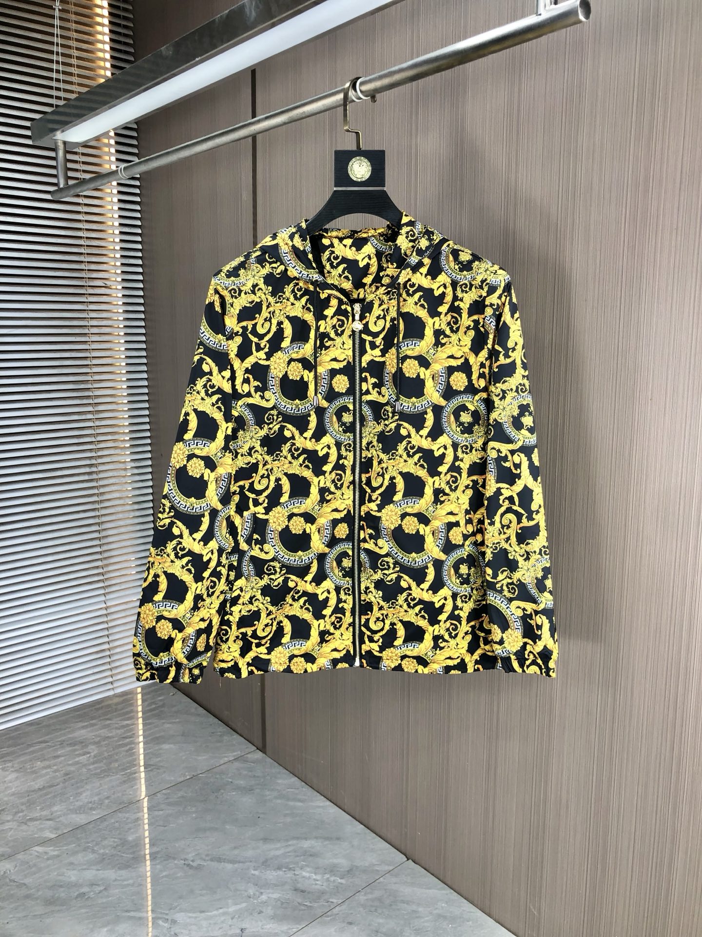 NO:529195,.Versey. 25 new autumn and winter products are available for sale, casual and daily wear!  The upper body modifies the body, perfectly combines fashion aesthetics with the concept of new urban business and leisure, and the Italian minimalist, capable and outdoor functional styles are interpreted in the ultimate form, both solemn and harmonious, creating a unique styling item. The overall outline tends to be simple, and the 1f is quite personalized and elegant, enriching the overall vision. The wardrobe business and leisure is excellent and has high attendance rate!  It is hard to find!  Count m-3XL m wear 175/130, versace, jackets & coats, jackets & coats, alexander wang19860909.范思哲.25秋冬新品发售夹克外套,休闲日常穿搭！上身修饰身形、将时装美学和新都市商务休闲概念完美融合,通体将意式的极简、干练和户外功能性风格极致诠释,亦庄亦谐,塑造出别具一格的造型单品,整体轮廓趋于简约风格,1f颇为个性且雅痞的细节处理,丰富了整体视觉.衣橱商务休闲绝佳的高出勤率！可遇而不可求！码数m-3XL m穿175/130,,versace,jackets & coats,jackets & coats,alexander wang,Men's clothing