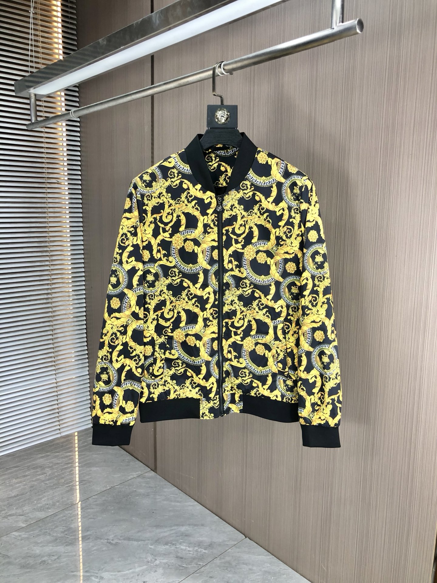 NO:529191,.Versey. 25 new autumn and winter products are available for sale, casual and daily wear!  The upper body modifies the body, perfectly combines fashion aesthetics with the concept of new urban business and leisure, and the Italian minimalist, capable and outdoor functional styles are interpreted in the ultimate form, both solemn and harmonious, creating a unique styling item. The overall outline tends to be simple, and the 1f is quite personalized and elegant, enriching the overall vision. The wardrobe business and leisure is excellent and has high attendance rate!  It is hard to come by!  Count m-3XL m wear 175/130, versace, jackets & coats, jackets & coats, alexander wang19860909.范思哲.25秋冬新品发售夹克外套,休闲日常穿搭！上身修饰身形、将时装美学和新都市商务休闲概念完美融合,通体将意式的极简、干练和户外功能性风格极致诠释,亦庄亦谐,塑造出别具一格的造型单品,整体轮廓趋于简约风格,1f颇为个性且雅痞的细节处理,丰富了整体视觉.衣橱商务休闲绝佳的高出勤率！可遇而不可求！码数m-3XL m穿175/130,,versace,jackets & coats,jackets & coats,alexander wang,Men's clothing