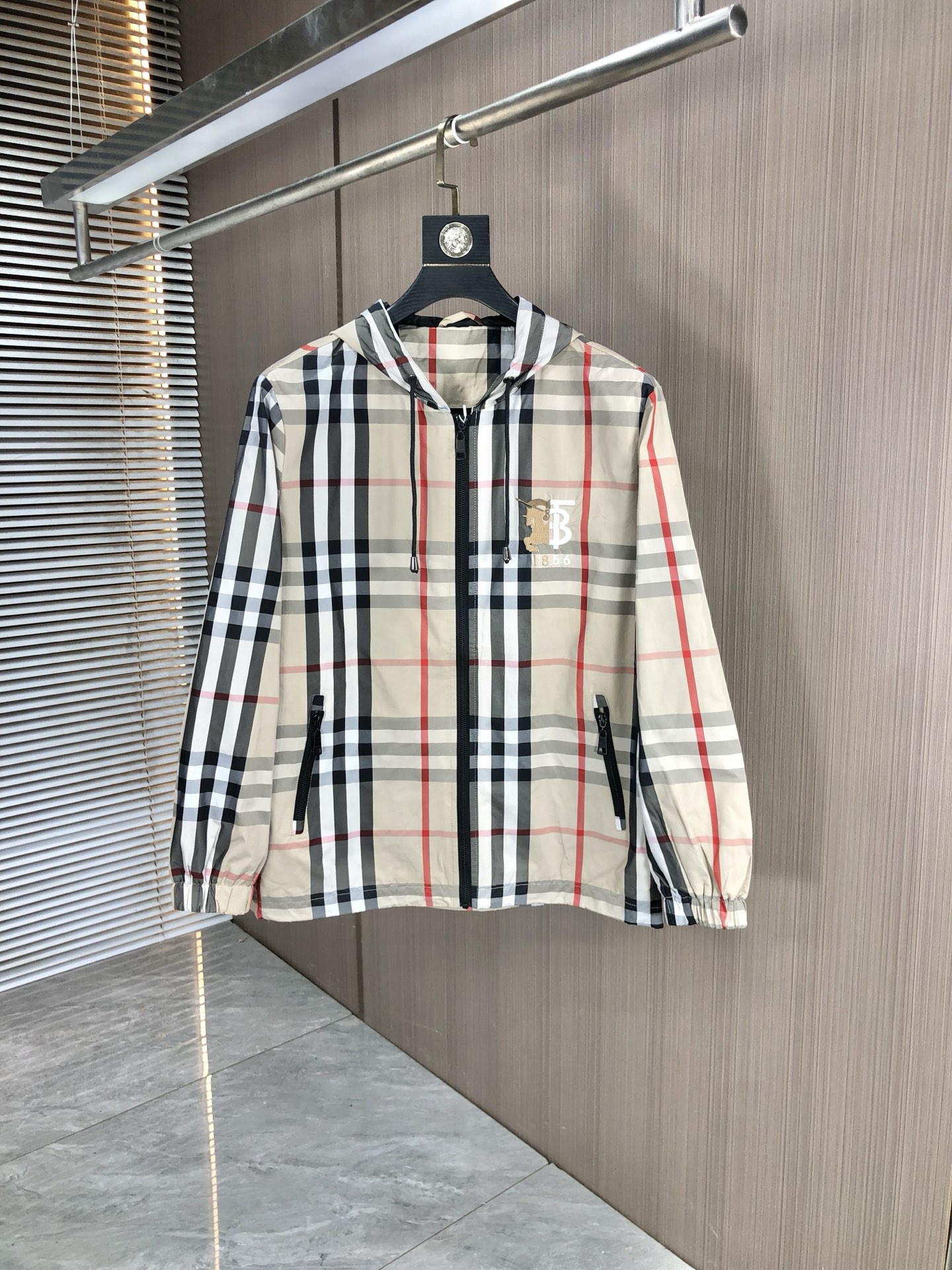 NO:529189,.Burberry. 25 autumn and winter new product is available for sale, casual and daily wear!  The upper body modifies the body, perfectly combines fashion aesthetics with the concept of new urban business and leisure, and the Italian minimalist, capable and outdoor functional styles are interpreted in the ultimate form, both solemn and harmonious, creating a unique styling item. The overall outline tends to be simple, and the 1f is quite personalized and elegant, enriching the overall vision. The wardrobe business and leisure is excellent and has high attendance rate!  It is hard to find!  Count m-3XL m wear 175/130, burberry, jackets & coats, jackets & coats, alexander wang19860909.巴宝莉.25秋冬新品发售夹克外套,休闲日常穿搭！上身修饰身形、将时装美学和新都市商务休闲概念完美融合,通体将意式的极简、干练和户外功能性风格极致诠释,亦庄亦谐,塑造出别具一格的造型单品,整体轮廓趋于简约风格,1f颇为个性且雅痞的细节处理,丰富了整体视觉.衣橱商务休闲绝佳的高出勤率！可遇而不可求！码数m-3XL m穿175/130,,burberry,jackets & coats,jackets & coats,alexander wang,Men's clothing