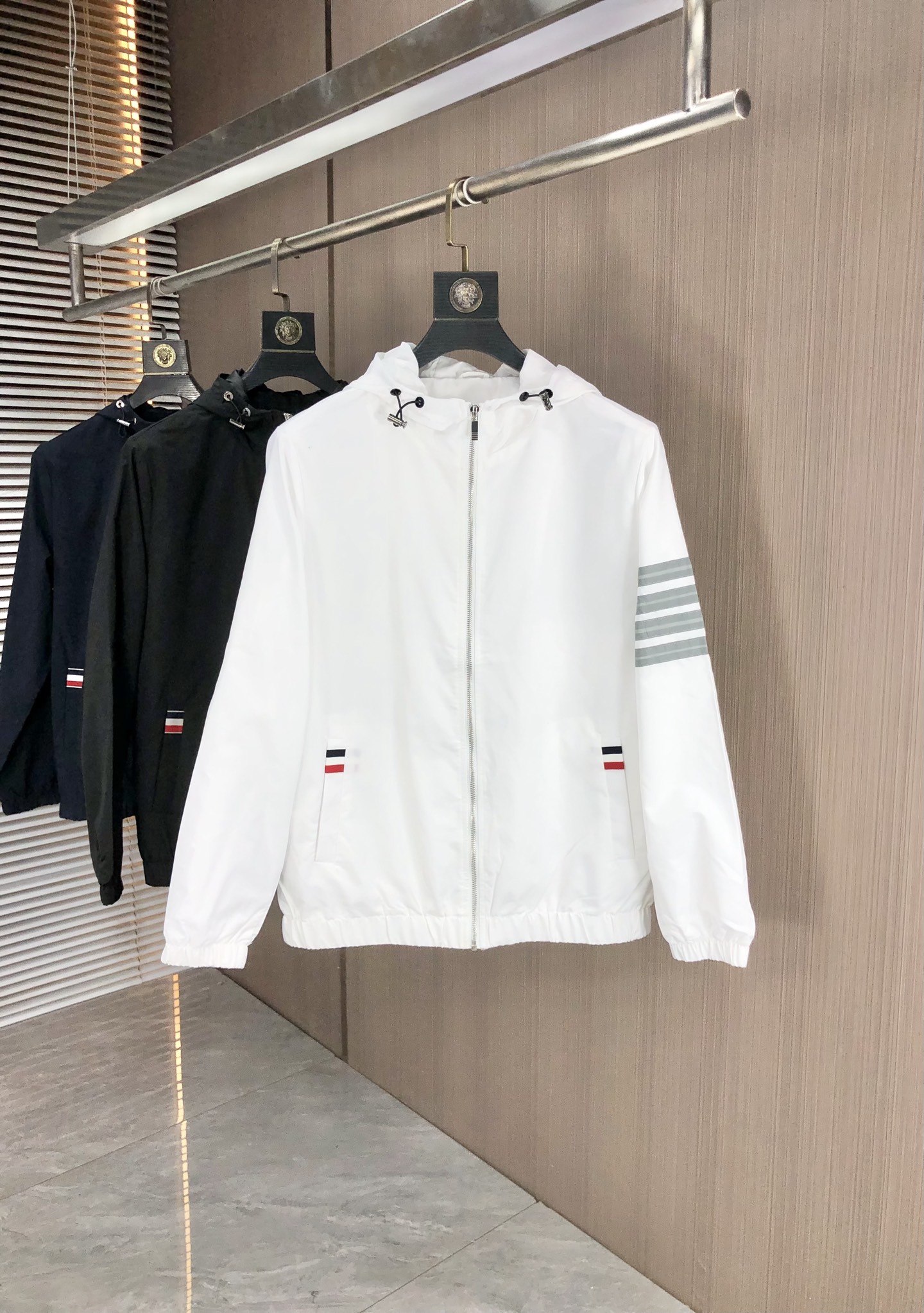 NO:529185,.TB.25 new autumn and winter products are available for sale, casual and daily wear!  The upper body modifies the body, perfectly combines fashion aesthetics with the concept of new urban business and leisure, and the Italian minimalist, capable and outdoor functional styles are interpreted in the ultimate form, both solemn and harmonious, creating a unique styling item. The overall outline tends to be simple, and the 1f is quite personalized and elegant, enriching the overall vision. The wardrobe business and leisure is excellent and has high attendance rate!  It is hard to come by!  Count m-3XL m wear 175/130,,jackets & coats,jackets & coats,alexander wang19860909.TB.25秋冬新品发售夹克外套,休闲日常穿搭！上身修饰身形、将时装美学和新都市商务休闲概念完美融合,通体将意式的极简、干练和户外功能性风格极致诠释,亦庄亦谐,塑造出别具一格的造型单品,整体轮廓趋于简约风格,1f颇为个性且雅痞的细节处理,丰富了整体视觉.衣橱商务休闲绝佳的高出勤率！可遇而不可求！码数m-3XL m穿175/130,,jackets & coats,jackets & coats,alexander wang,Men's clothing