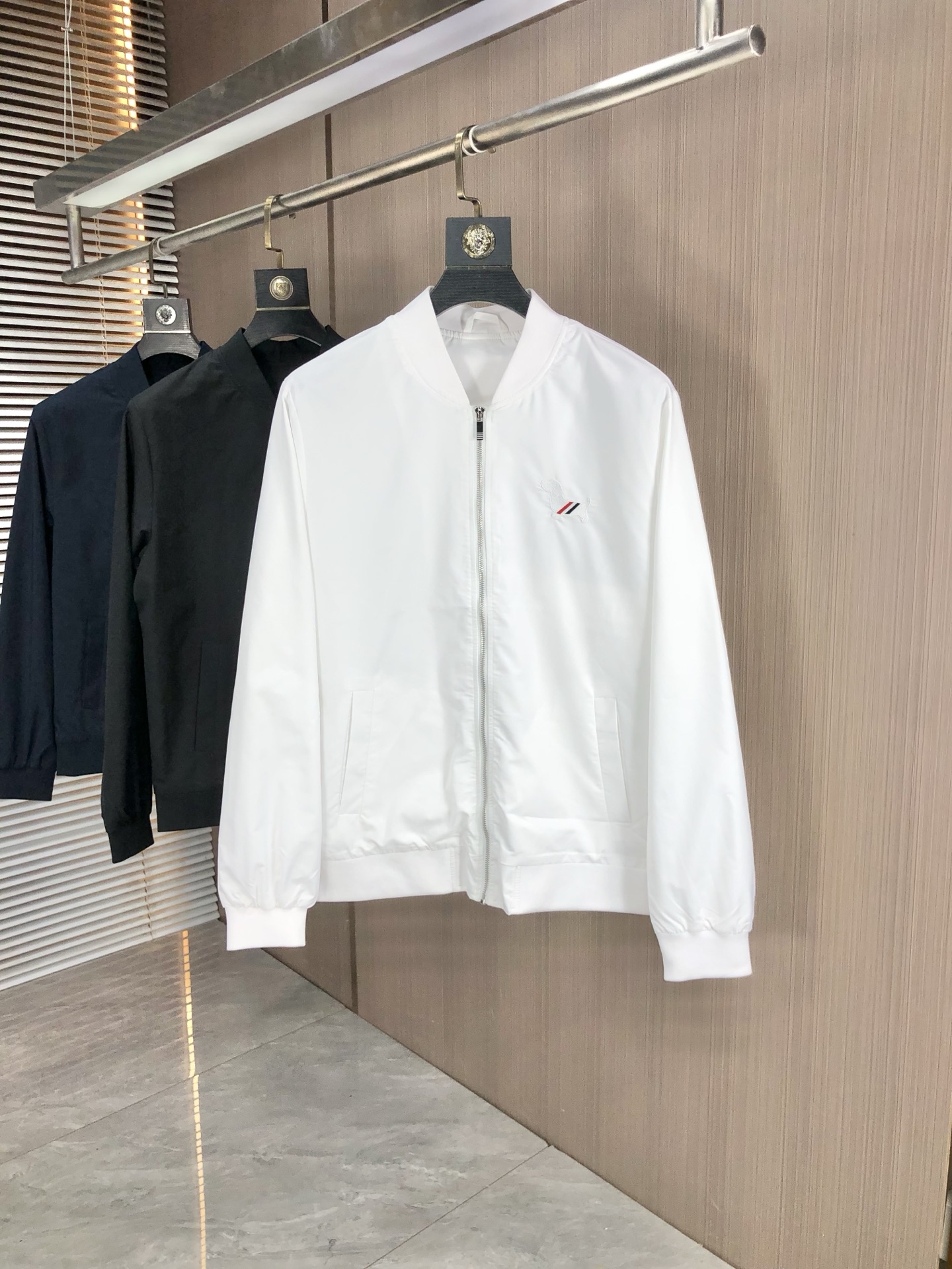 NO:529183,.TB .25 new autumn and winter products are available for sale, casual and daily wear!  The upper body modifies the body, perfectly combines fashion aesthetics with the concept of new urban business and leisure, and the Italian minimalist, capable and outdoor functional styles are interpreted in the ultimate form, both solemn and harmonious, creating a unique styling item. The overall outline tends to be simple, and the 1f is quite personalized and elegant, enriching the overall vision. The wardrobe business and leisure is excellent and has high attendance rate!  It is hard to come by!  Count m-3XL m wear 175/130,,jackets & coats,jackets & coats,alexander wang19860909.TB .25秋冬新品发售夹克外套,休闲日常穿搭！上身修饰身形、将时装美学和新都市商务休闲概念完美融合,通体将意式的极简、干练和户外功能性风格极致诠释,亦庄亦谐,塑造出别具一格的造型单品,整体轮廓趋于简约风格,1f颇为个性且雅痞的细节处理,丰富了整体视觉.衣橱商务休闲绝佳的高出勤率！可遇而不可求！码数m-3XL m穿175/130,,jackets & coats,jackets & coats,alexander wang,Men's clothing