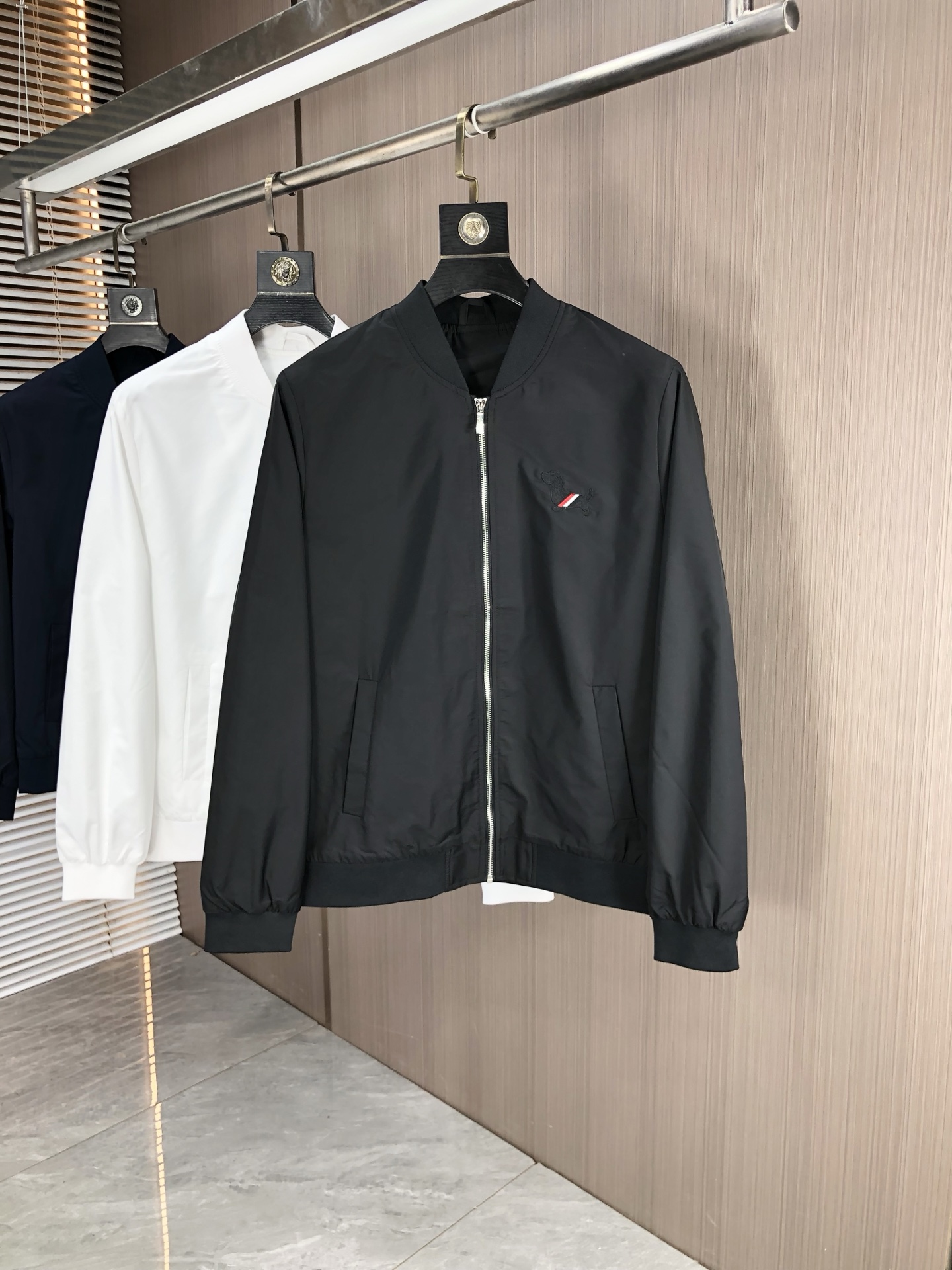 NO:529194,.TB.25 new autumn and winter products are available for sale, casual and daily wear!  The upper body modifies the body, perfectly combines fashion aesthetics with the concept of new urban business and leisure, and the Italian minimalist, capable and outdoor functional styles are interpreted in the ultimate form, both solemn and harmonious, creating a unique styling item. The overall outline tends to be simple, and the 1f is quite personalized and elegant, enriching the overall vision. The wardrobe business and leisure is excellent and has high attendance rate!  It is hard to find!  Count m-3XL m wear 175/130,,jackets & coats,jackets & coats,alexander wang19860909.TB.25秋冬新品发售夹克外套,休闲日常穿搭！上身修饰身形、将时装美学和新都市商务休闲概念完美融合,通体将意式的极简、干练和户外功能性风格极致诠释,亦庄亦谐,塑造出别具一格的造型单品,整体轮廓趋于简约风格,1f颇为个性且雅痞的细节处理,丰富了整体视觉.衣橱商务休闲绝佳的高出勤率！可遇而不可求！码数m-3XL m穿175/130,,jackets & coats,jackets & coats,alexander wang,Men's clothing