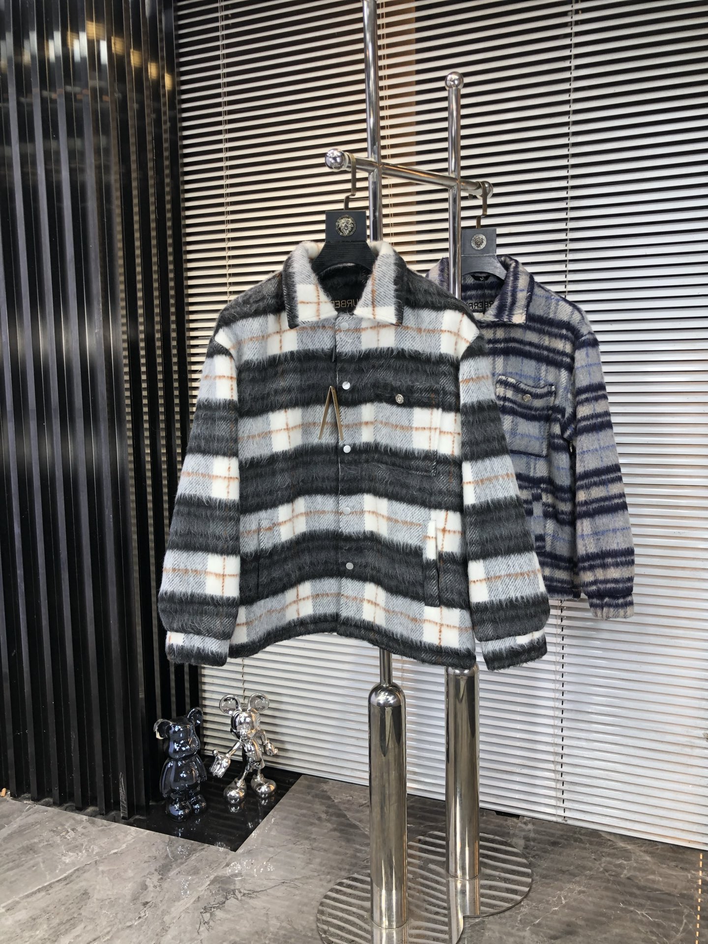 NO:550129,.Burberry. 25 autumn and winter new product is available for sale, for casual and daily wear!  The upper body modifies the body, perfectly combines fashion aesthetics with the concept of new urban business and leisure, and the Italian minimalist, capable and outdoor functional styles are the ultimate interpretation, both solemn and harmonious, creating a unique styling item. The overall outline tends to be simple, and the 88 is quite individual and elegant in detail, enriching the overall vision. The wardrobe business and leisure is excellent and has a high attendance rate!  It is hard to find!  Count m-3XL m wear 175/130, burberry, jackets & coats, jackets & coats, alexander wang19860909.巴宝莉.25秋冬新品发售针织夹克外套,休闲日常穿搭！上身修饰身形、将时装美学和新都市商务休闲概念完美融合,通体将意式的极简、干练和户外功能性风格极致诠释,亦庄亦谐,塑造出别具一格的造型单品,整体轮廓趋于简约风格,88颇为个性且雅痞的细节处理,丰富了整体视觉.衣橱商务休闲绝佳的高出勤率！可遇而不可求！码数m-3XL m穿175/130,,burberry,jackets & coats,jackets & coats,alexander wang,Men's clothing